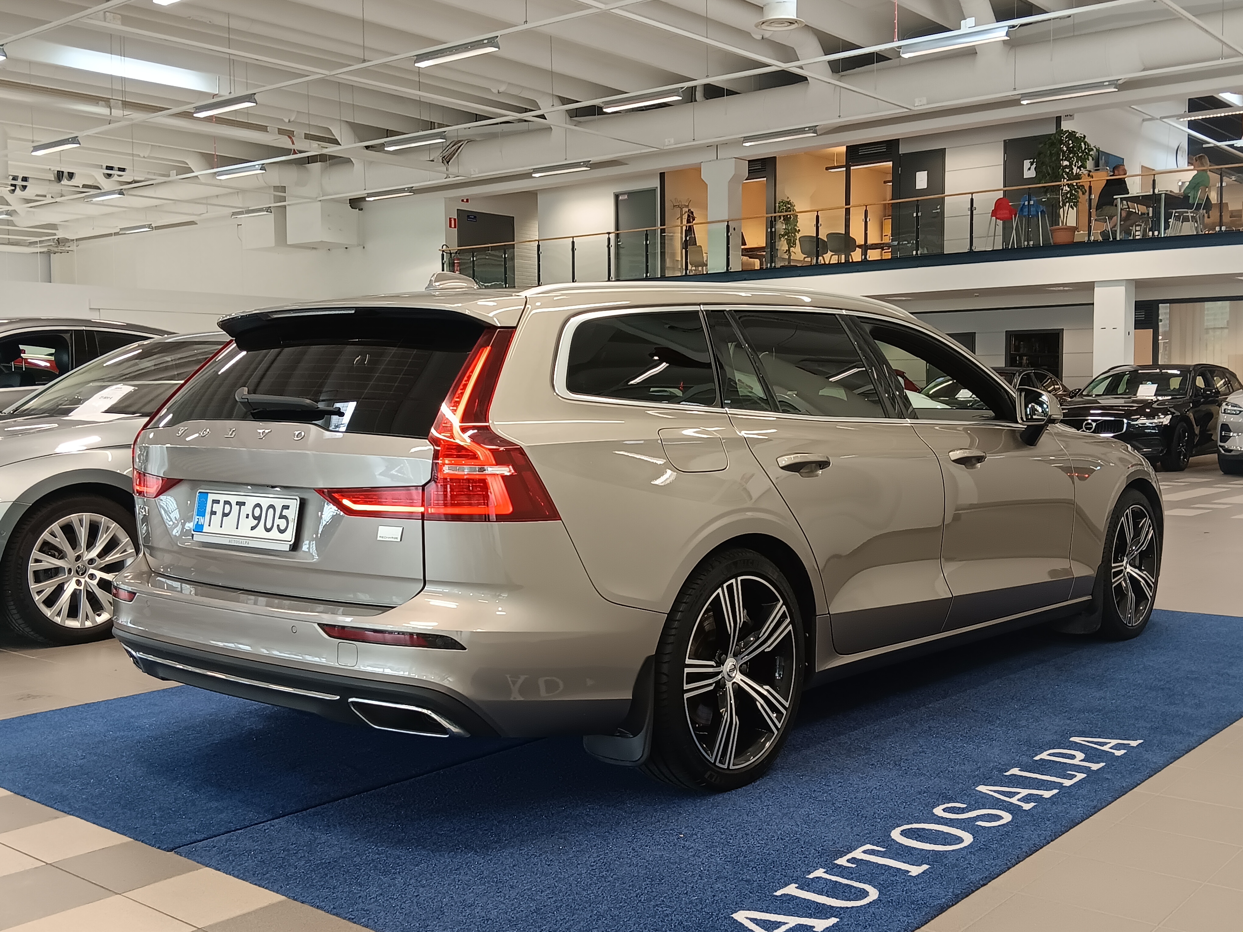 Volvo V60 T8 TwE AWD Inscription 2021, photo 4/24