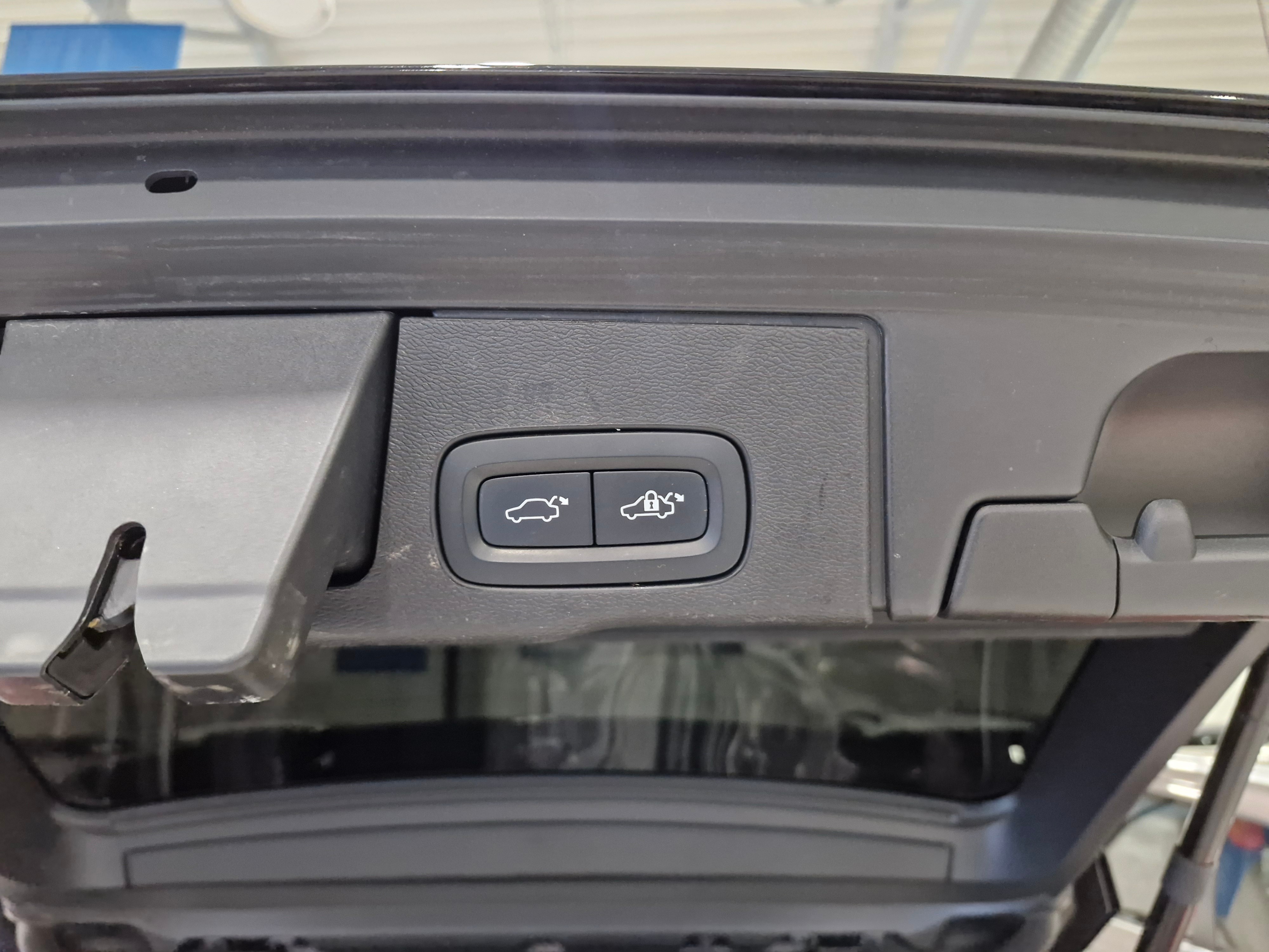 Volvo XC60 T8 AWD LONG RANGE PLUS DARK TAKUU 24KK/40TKM