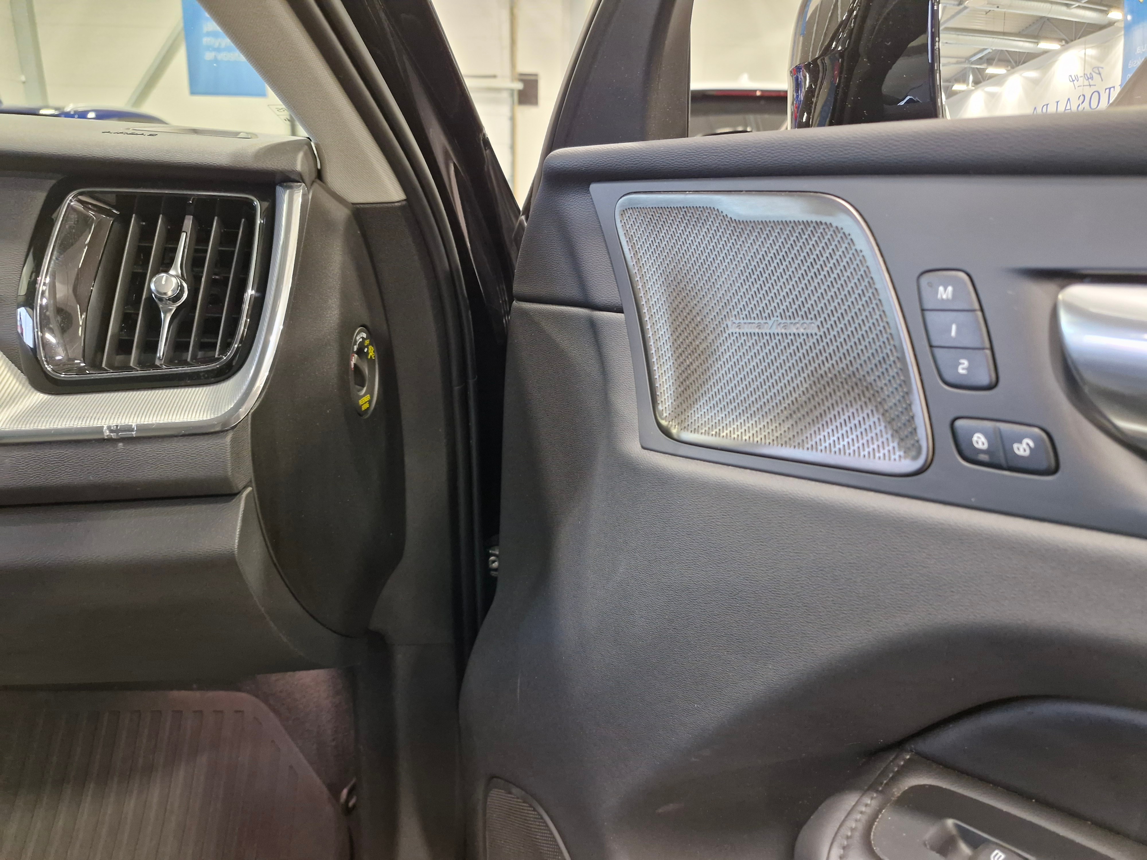 Volvo XC60 T8 AWD LONG RANGE PLUS DARK TAKUU 24KK/40TKM