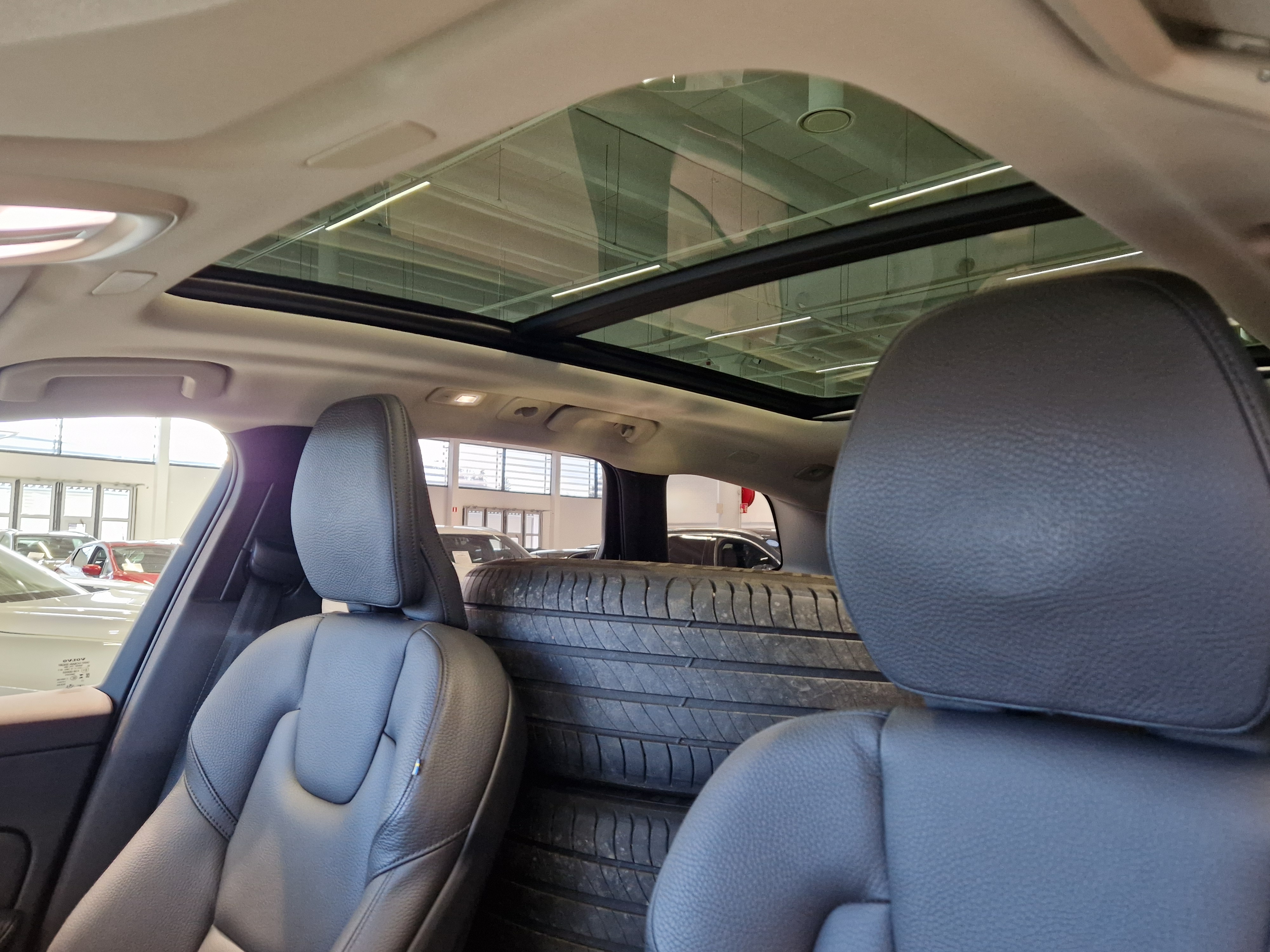 Volvo XC60 T8 AWD LONG RANGE ULTIMATE DARK TAKUU 24KK/40TKM