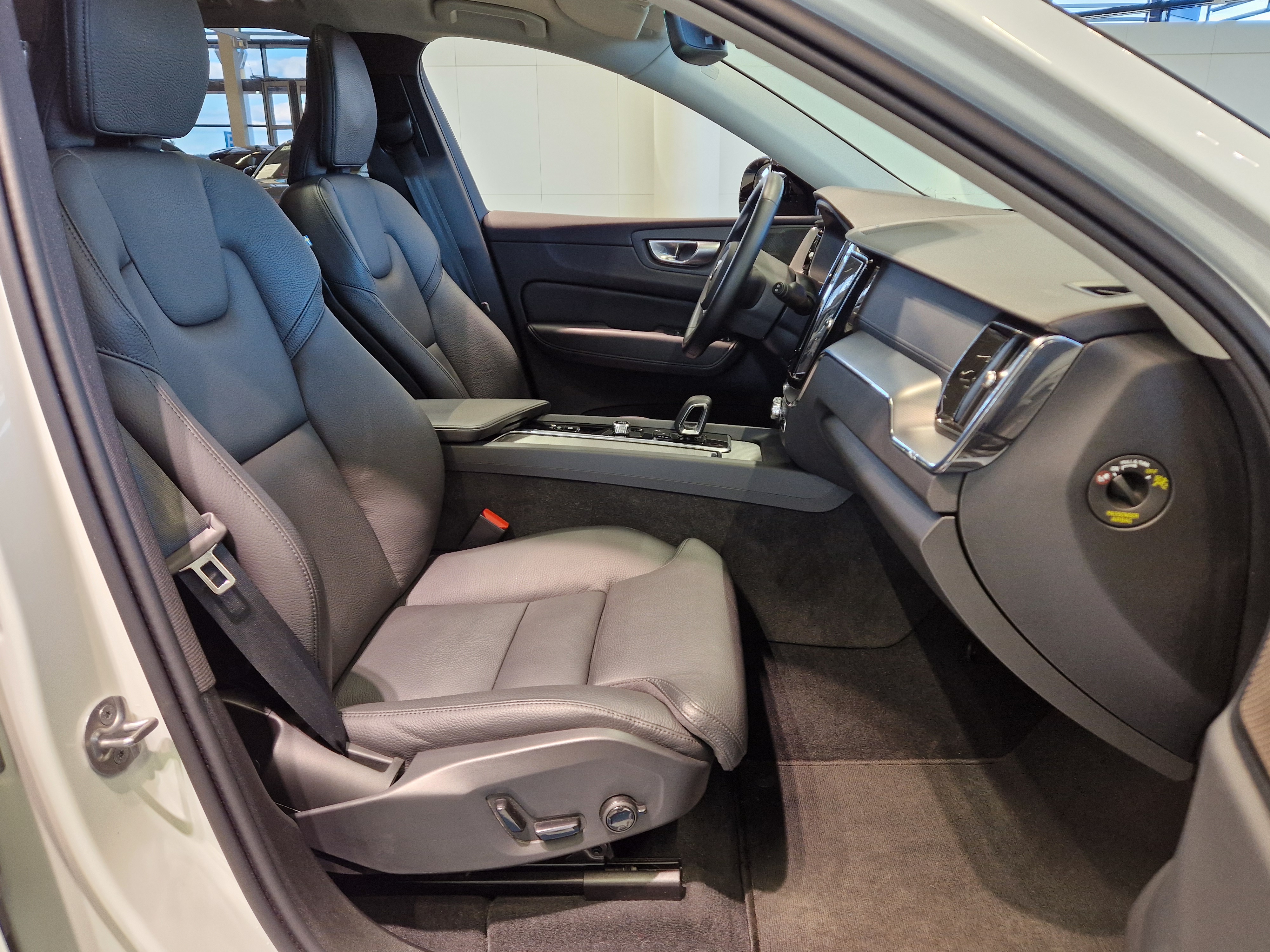 Volvo XC60 T8 AWD LONG RANGE ULTIMATE DARK TAKUU 24KK/40TKM