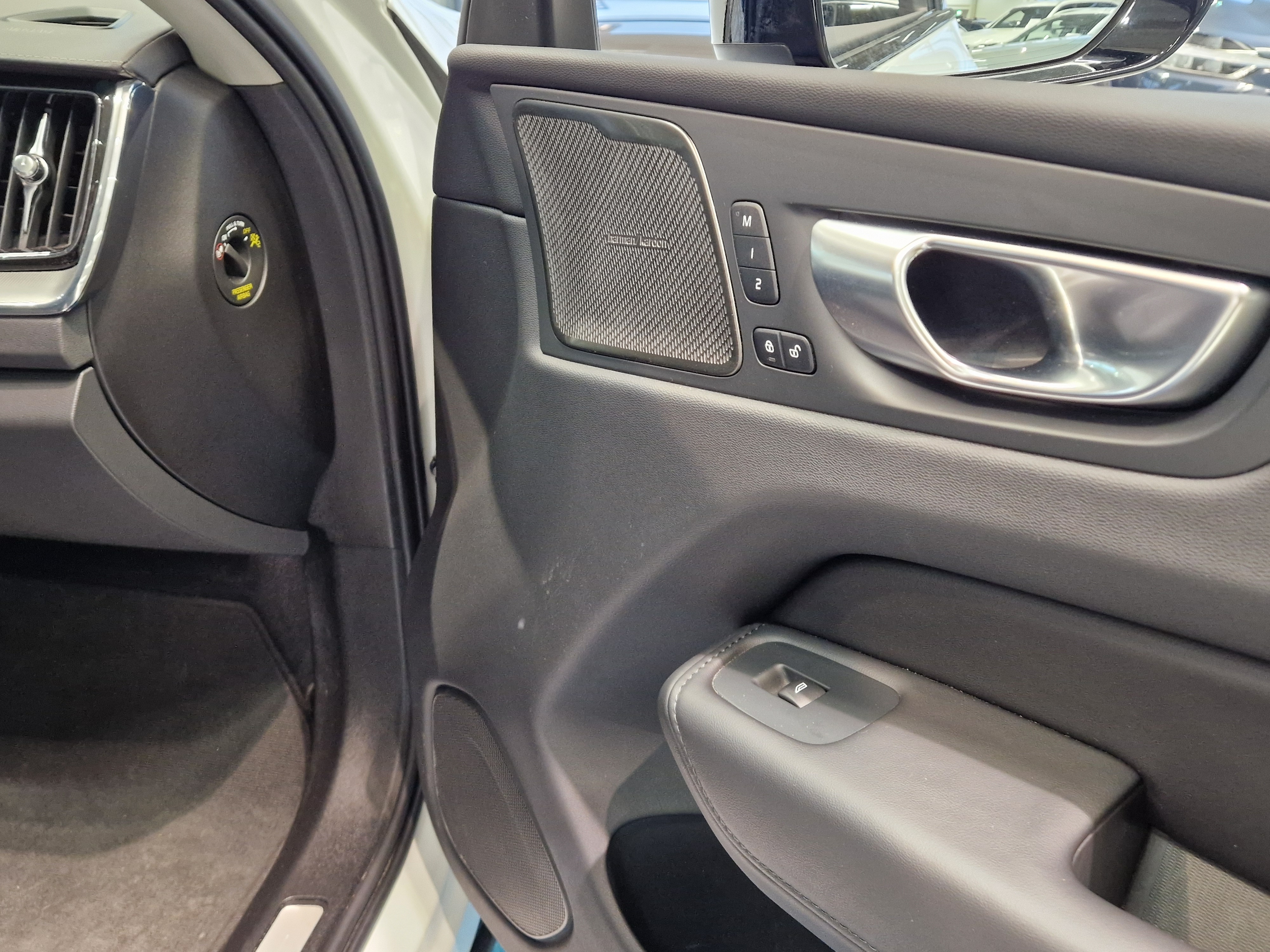 Volvo XC60 T8 AWD LONG RANGE ULTIMATE DARK TAKUU 24KK/40TKM