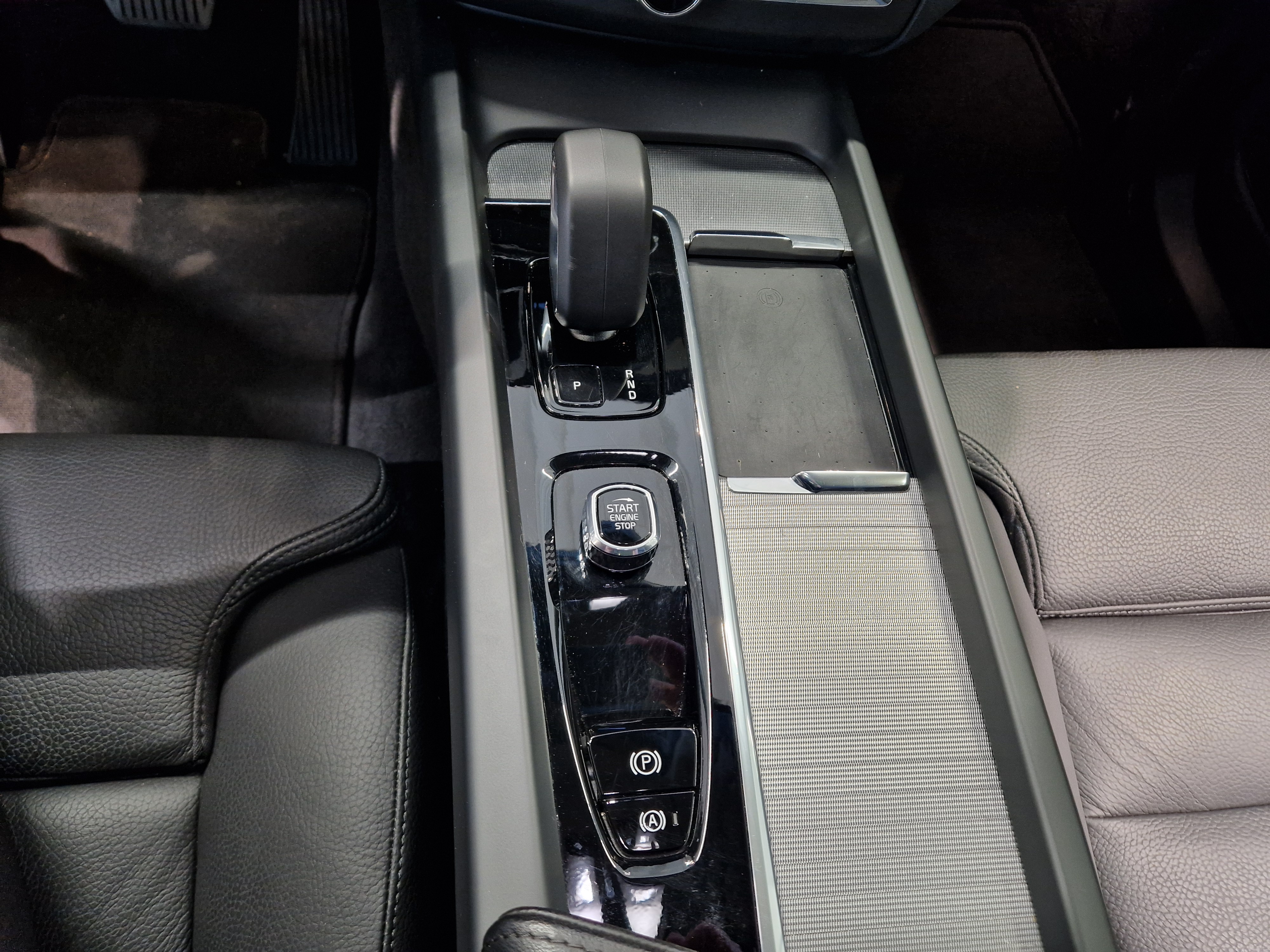 Volvo XC60 T8 AWD LONG RANGE ULTIMATE DARK TAKUU 24KK/40TKM