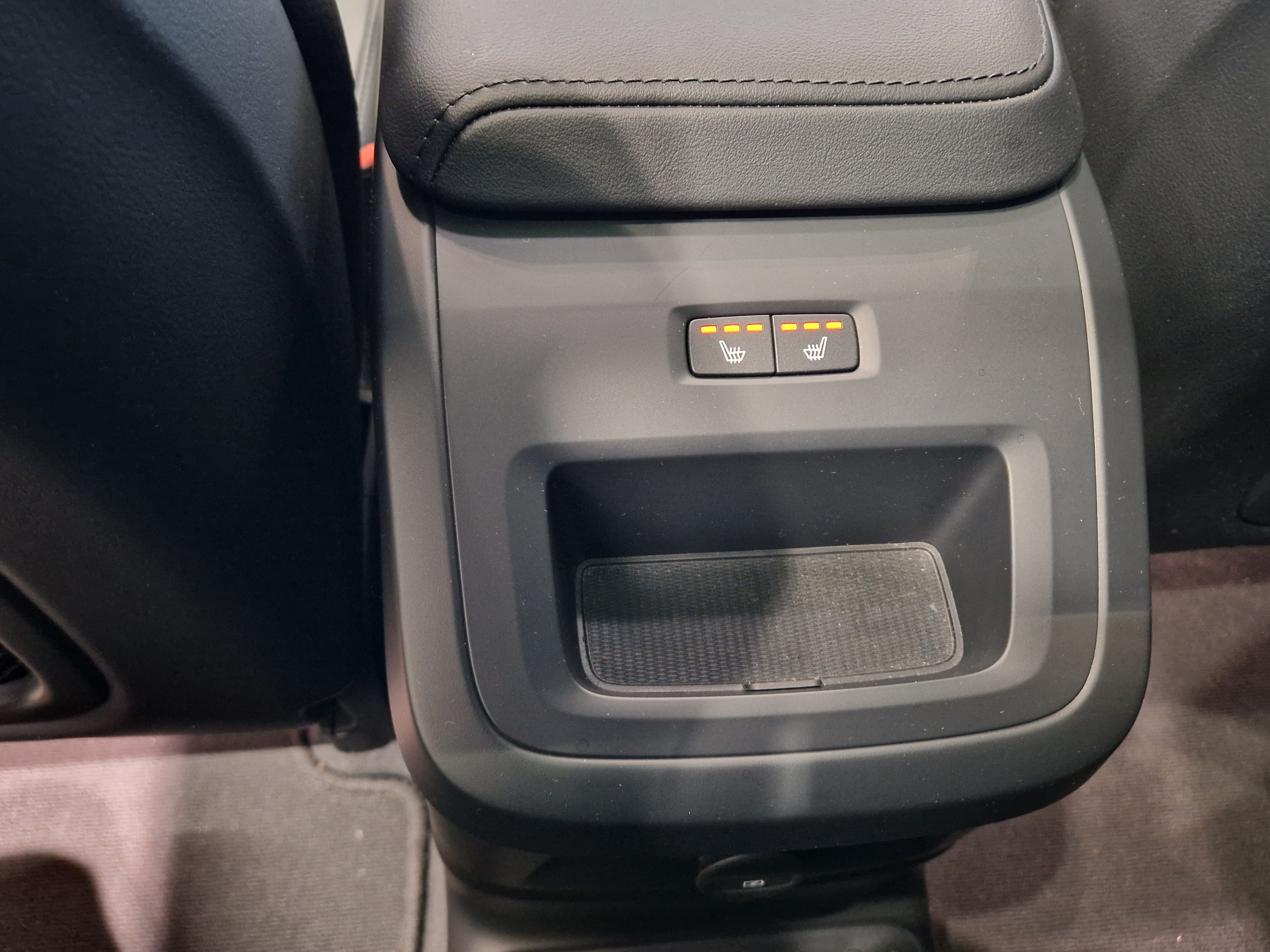 Volvo XC60 T8 AWD LONG RANGE ULTIMATE DARK TAKUU 24KK/40TKM