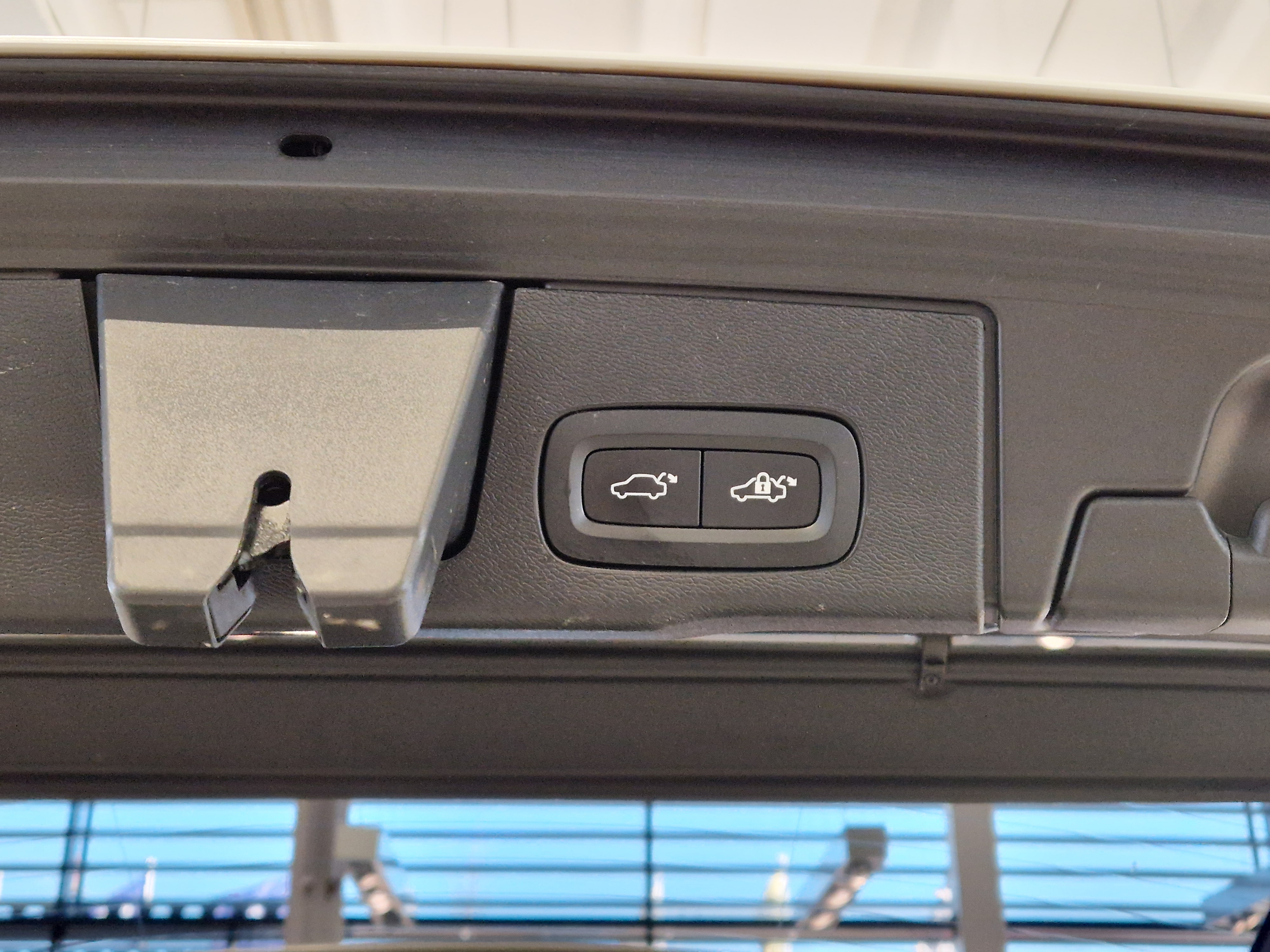 Volvo XC60 T8 AWD LONG RANGE ULTIMATE DARK TAKUU 24KK/40TKM