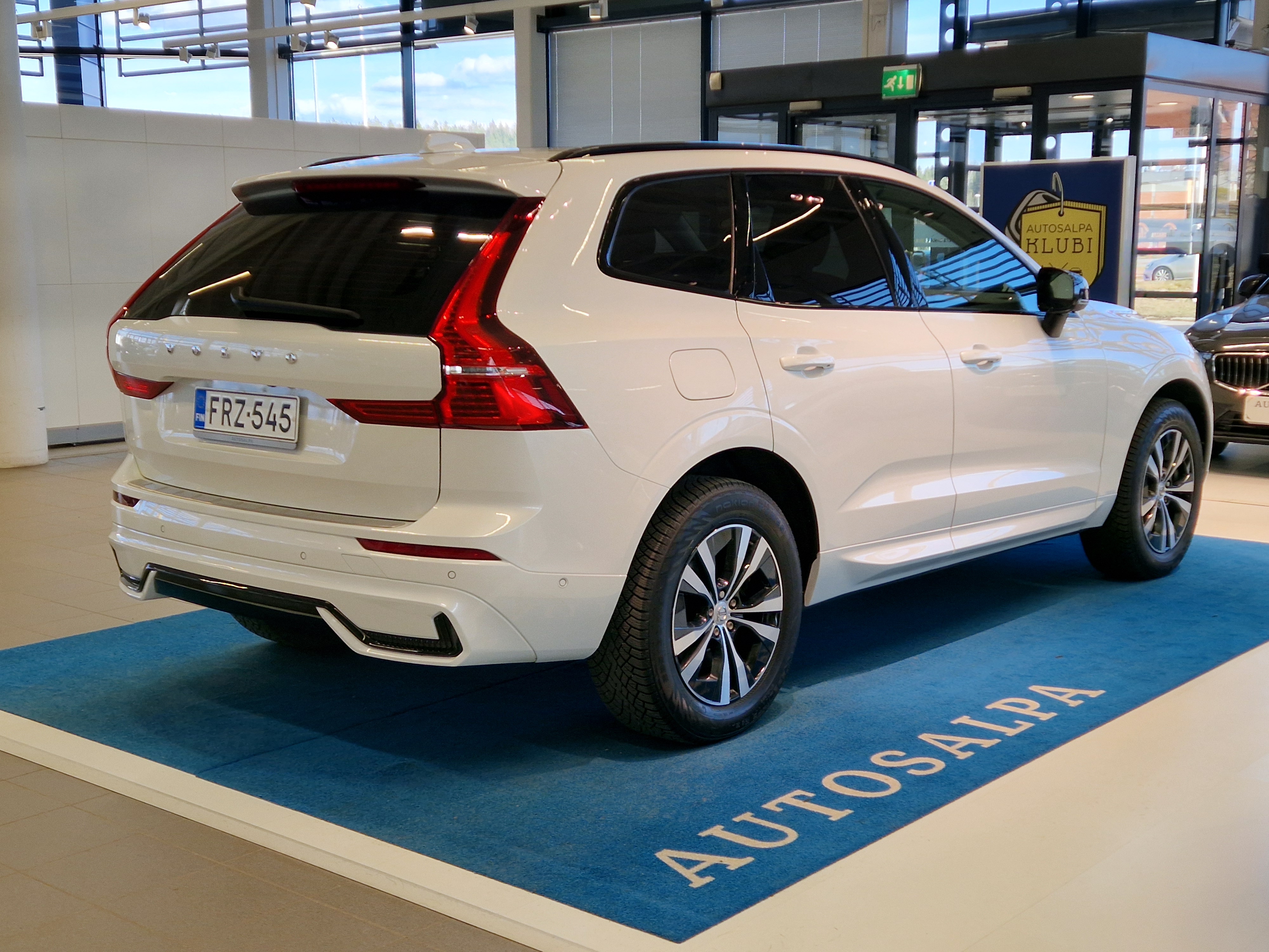 Volvo XC60 T8 AWD LONG RANGE ULTIMATE DARK TAKUU 24KK/40TKM