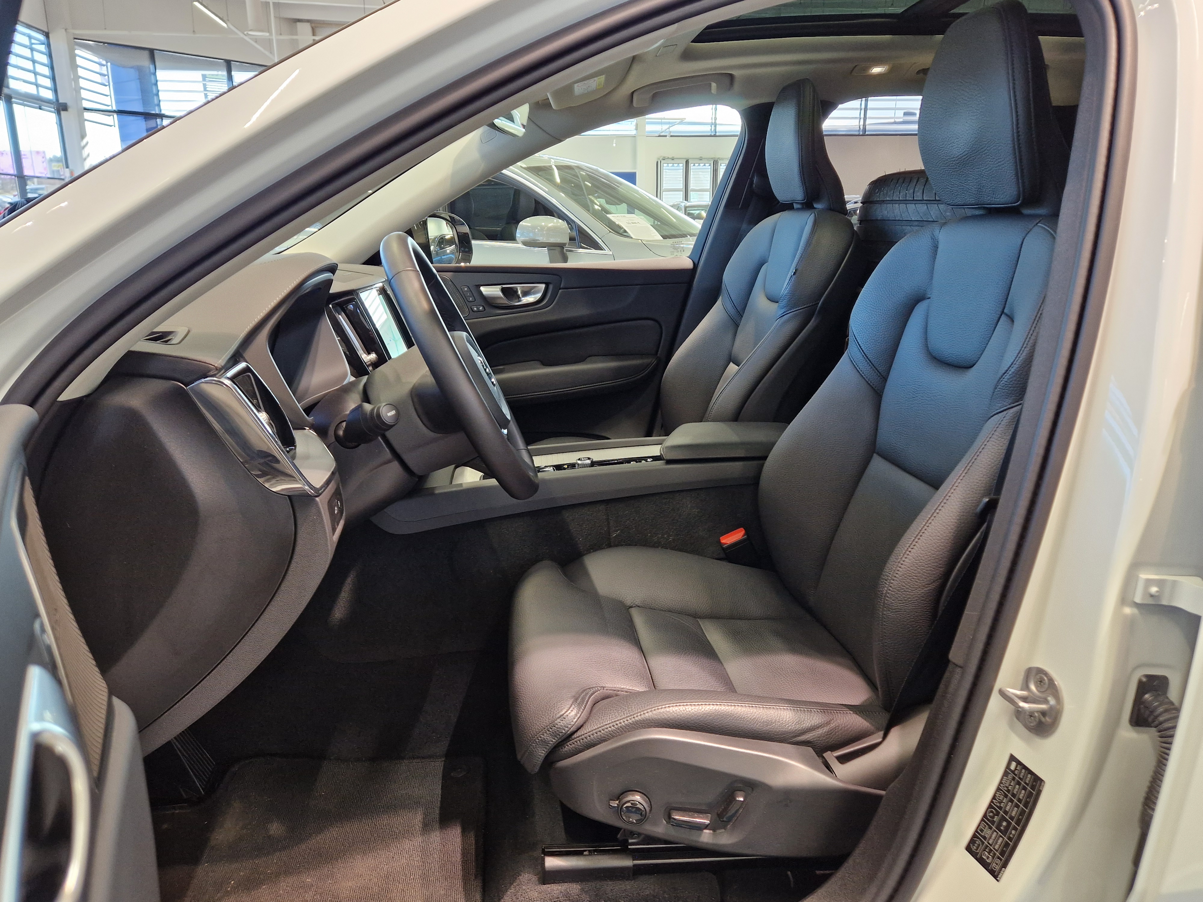 Volvo XC60 T8 AWD LONG RANGE ULTIMATE DARK TAKUU 24KK/40TKM