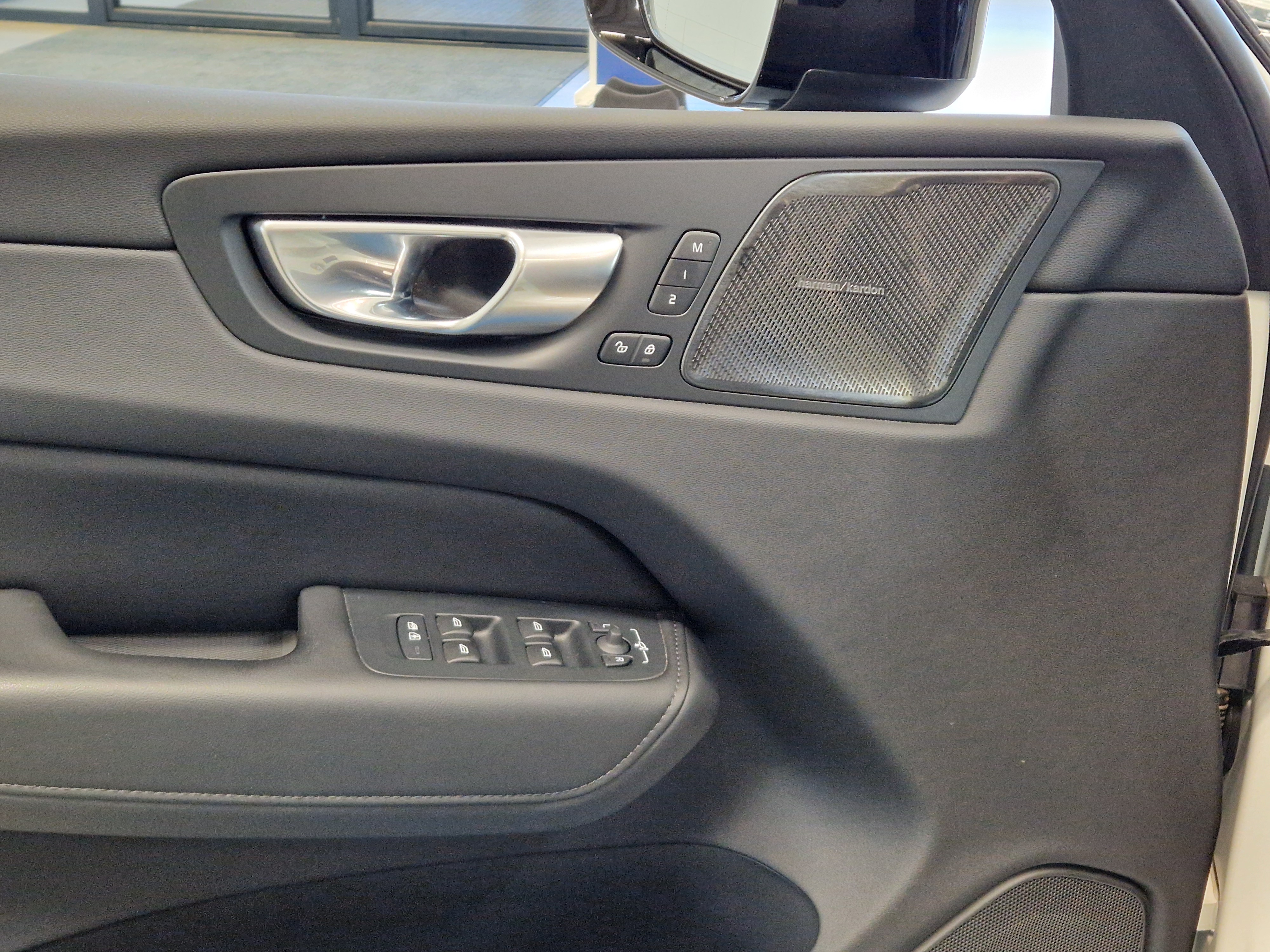 Volvo XC60 T8 AWD LONG RANGE ULTIMATE DARK TAKUU 24KK/40TKM