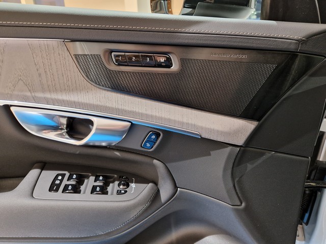 Volvo XC90 T8 AWD LONG RANGE ULTRA DARK.