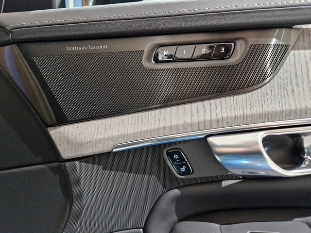 Volvo XC90 T8 AWD LONG RANGE ULTRA DARK.