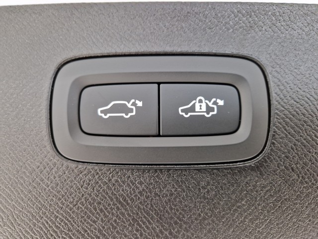 Volvo XC90 T8 AWD LONG RANGE ULTRA DARK.