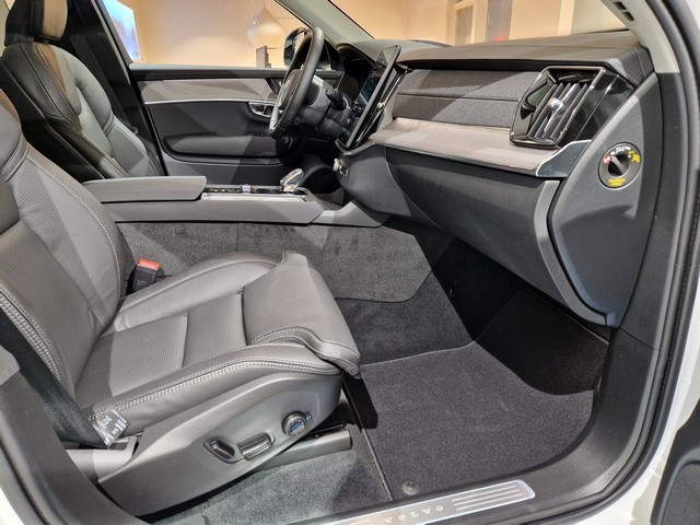 Volvo XC90 T8 AWD LONG RANGE ULTRA DARK.