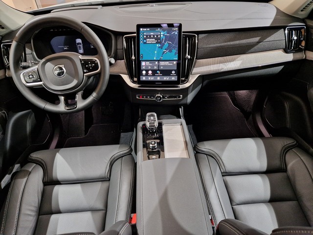 Volvo XC90 T8 AWD LONG RANGE ULTRA DARK.