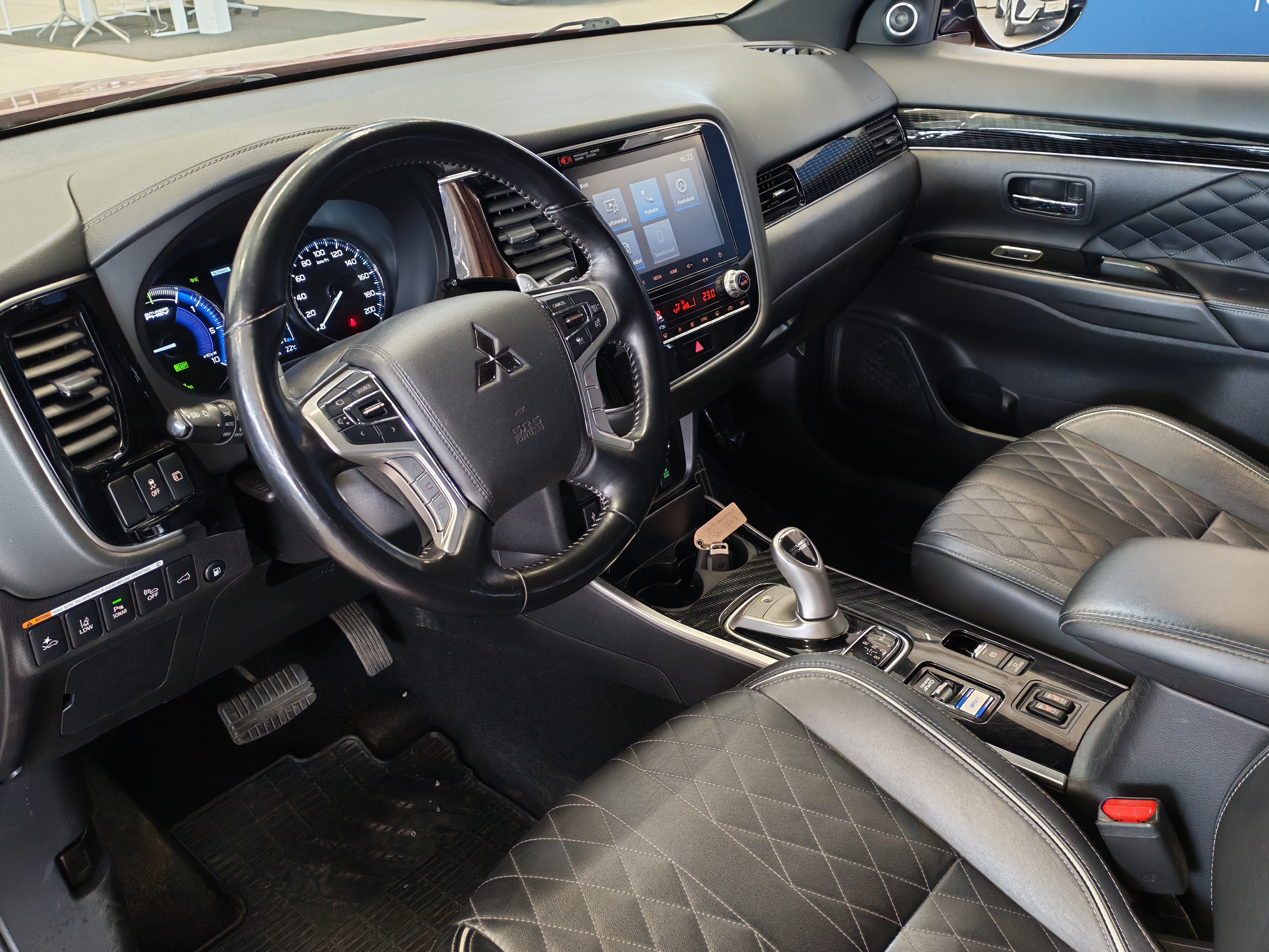 Mitsubishi OUTLANDER PHEV INSTYLE 4WD 5P TAKUU 12KK/20TKM