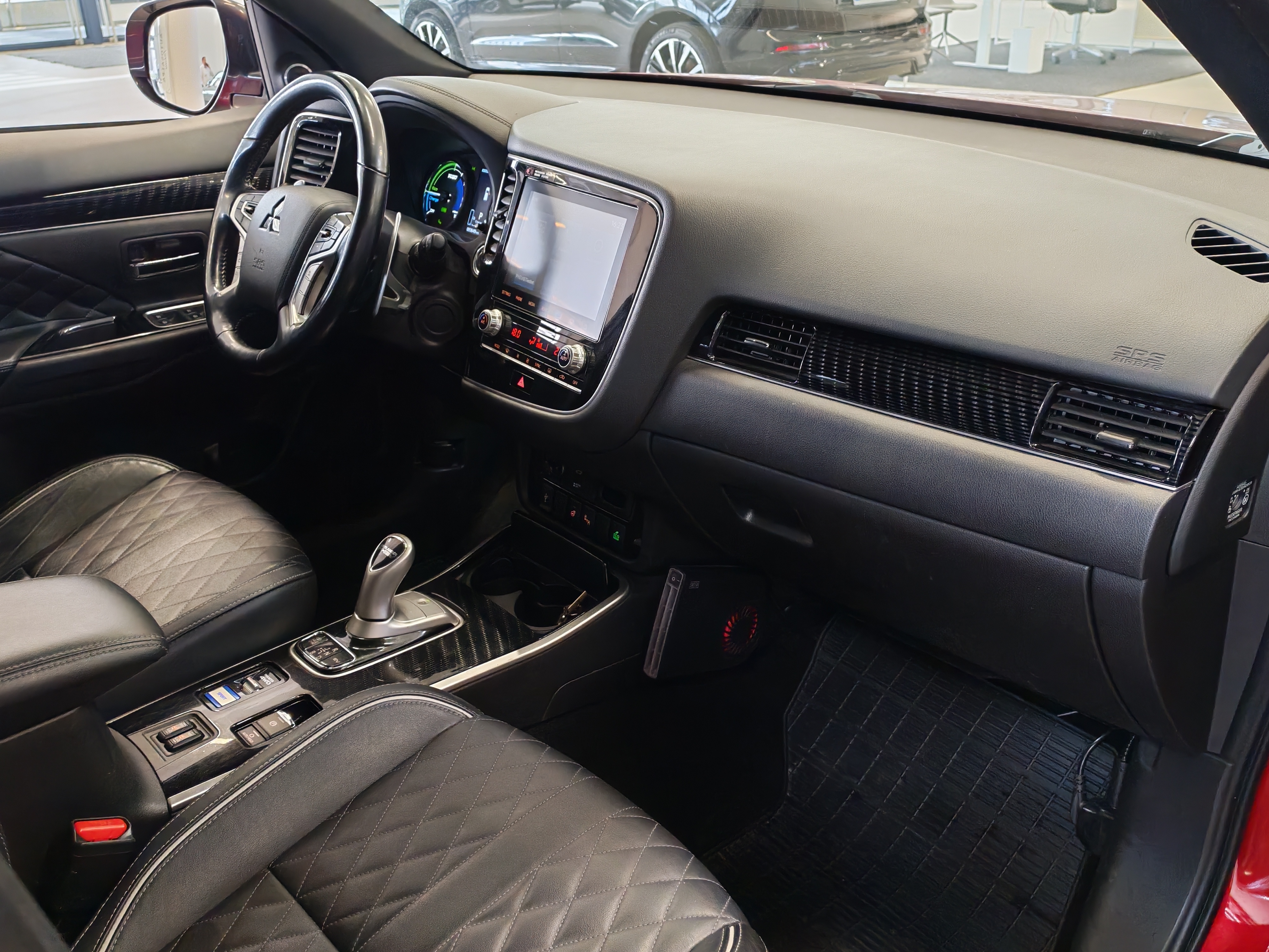 Mitsubishi OUTLANDER PHEV INSTYLE 4WD 5P TAKUU 12KK/20TKM