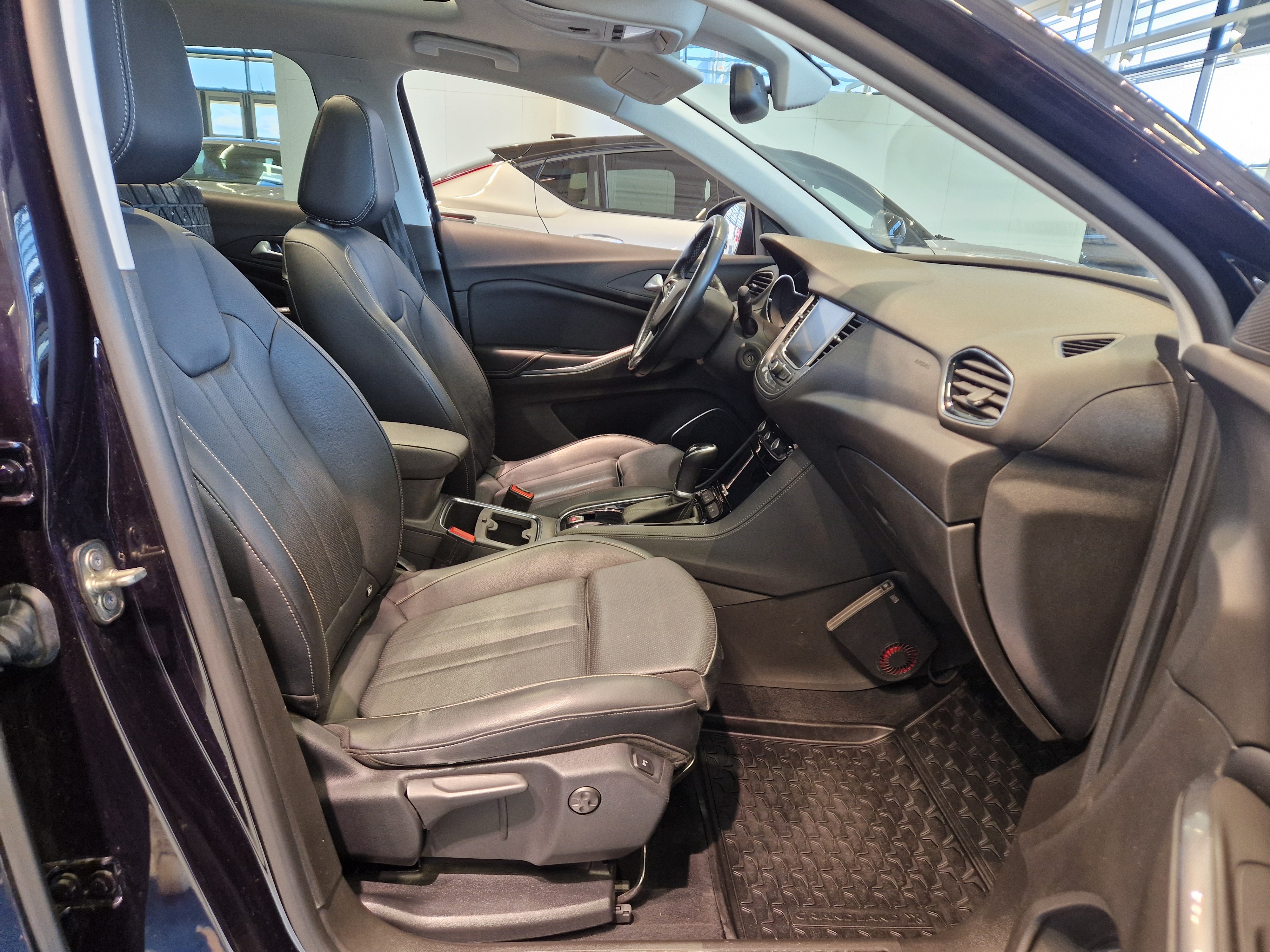Opel GRANDLAND X EXECUTIVE 130 TURBO A TAKUU 12KK/20TKM