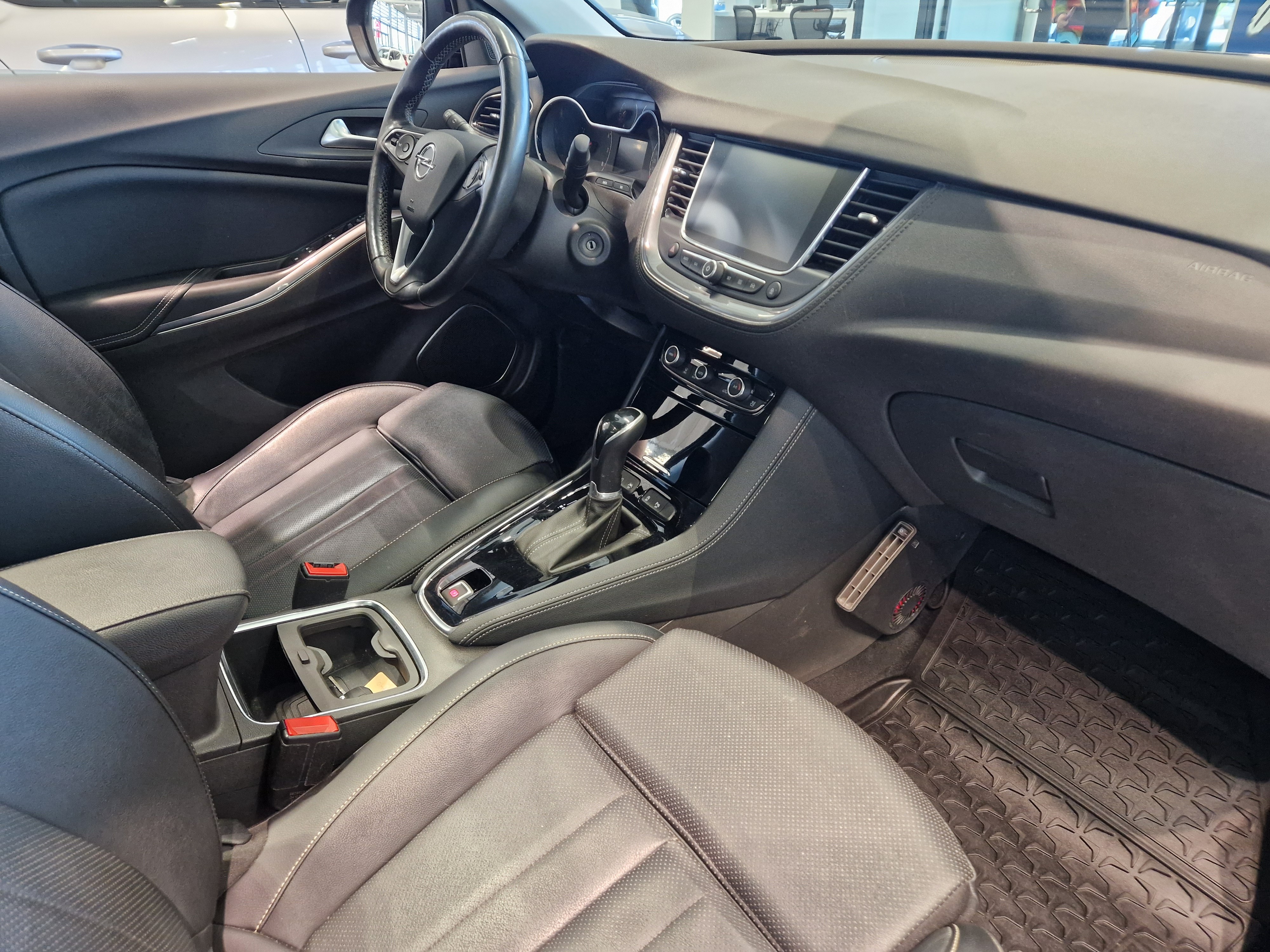 Opel GRANDLAND X EXECUTIVE 130 TURBO A TAKUU 12KK/20TKM