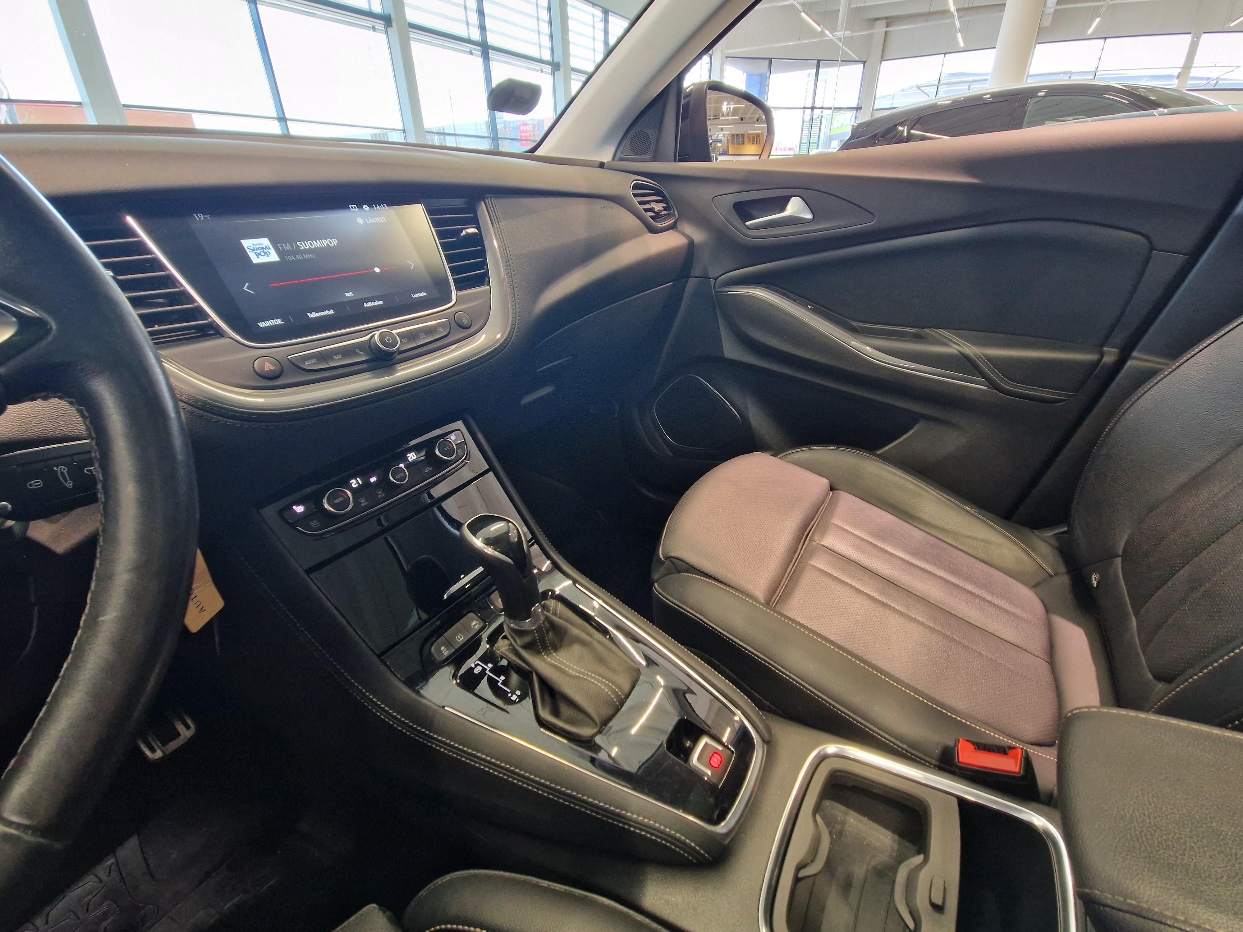 Opel GRANDLAND X EXECUTIVE 130 TURBO A TAKUU 12KK/20TKM