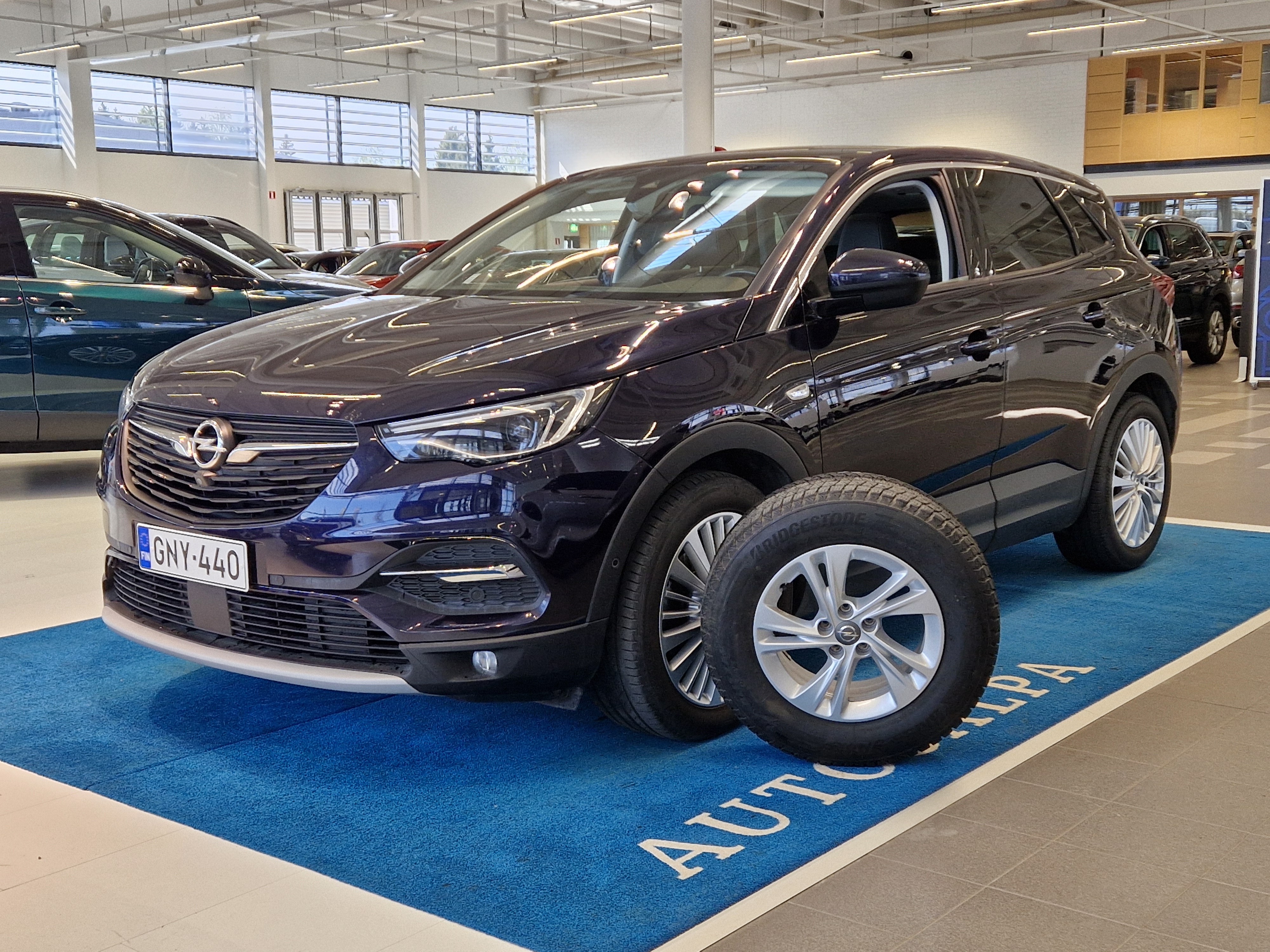 Opel GRANDLAND X EXECUTIVE 130 TURBO A TAKUU 12KK/20TKM
