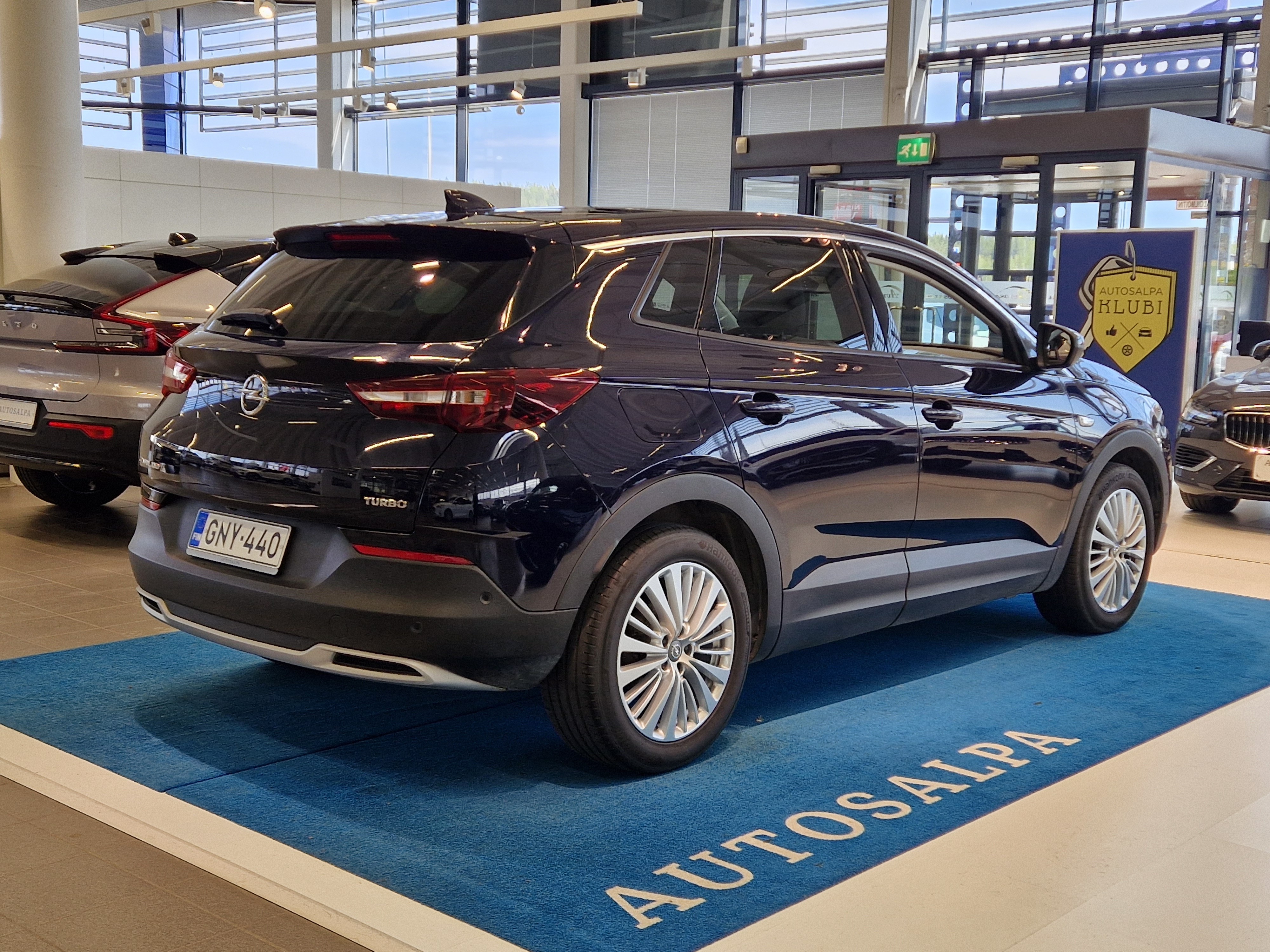 Opel GRANDLAND X EXECUTIVE 130 TURBO A TAKUU 12KK/20TKM
