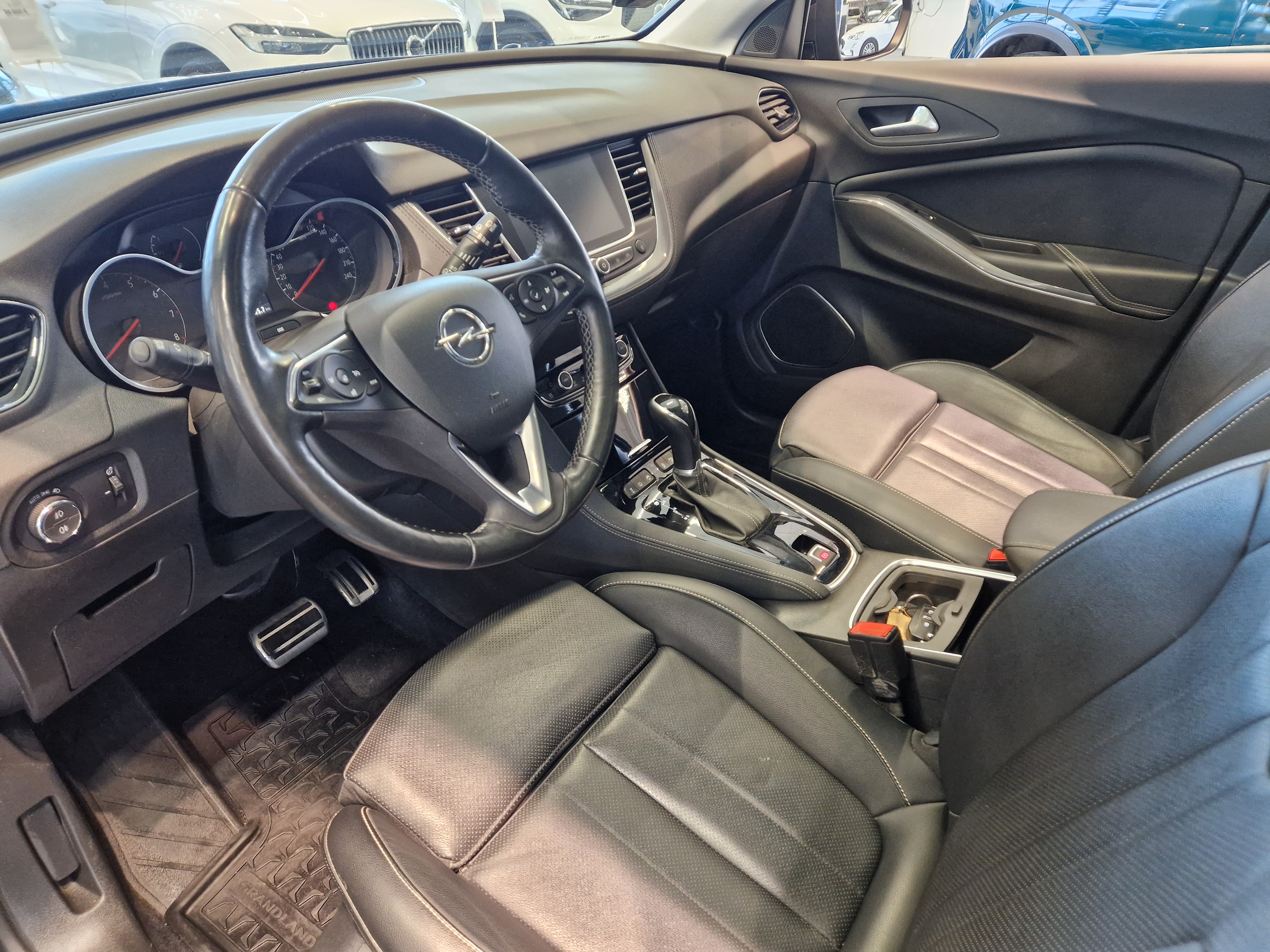 Opel GRANDLAND X EXECUTIVE 130 TURBO A TAKUU 12KK/20TKM