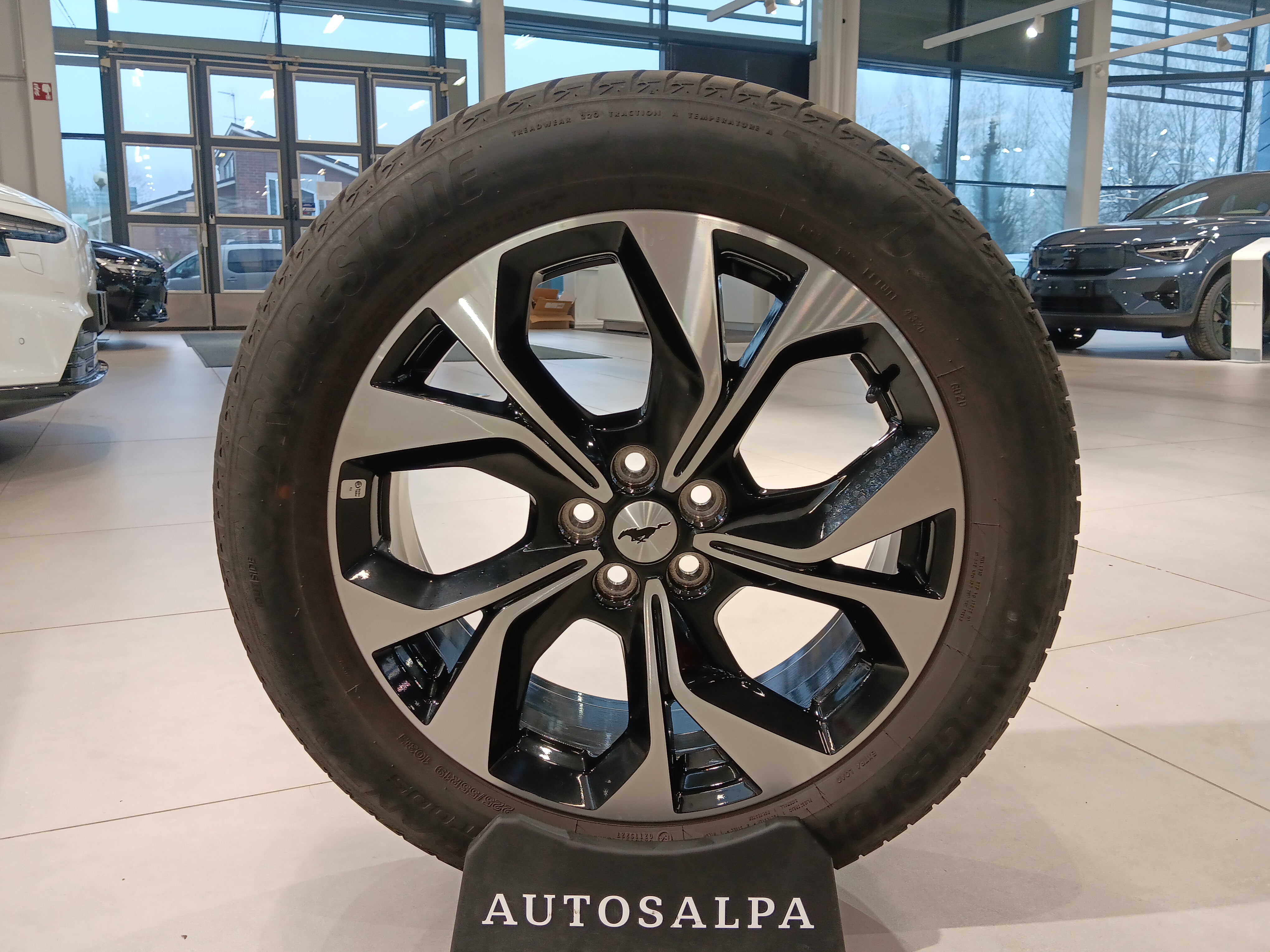 Ford MUSTANG MACH-E 75KWH 269HV A1 AWD 5-OVINEN