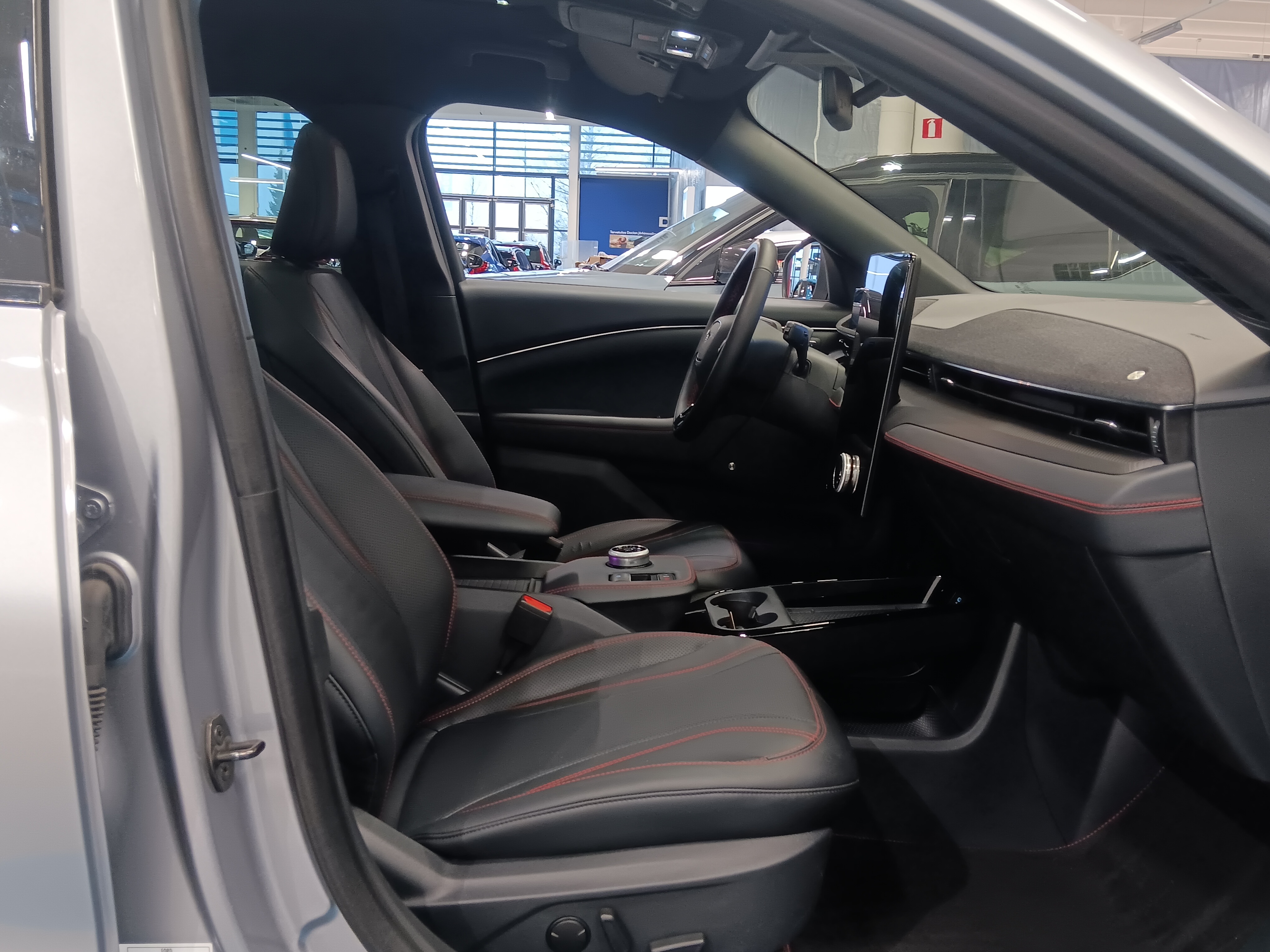 Ford MUSTANG MACH-E 75KWH 269HV A1 AWD 5-OVINEN