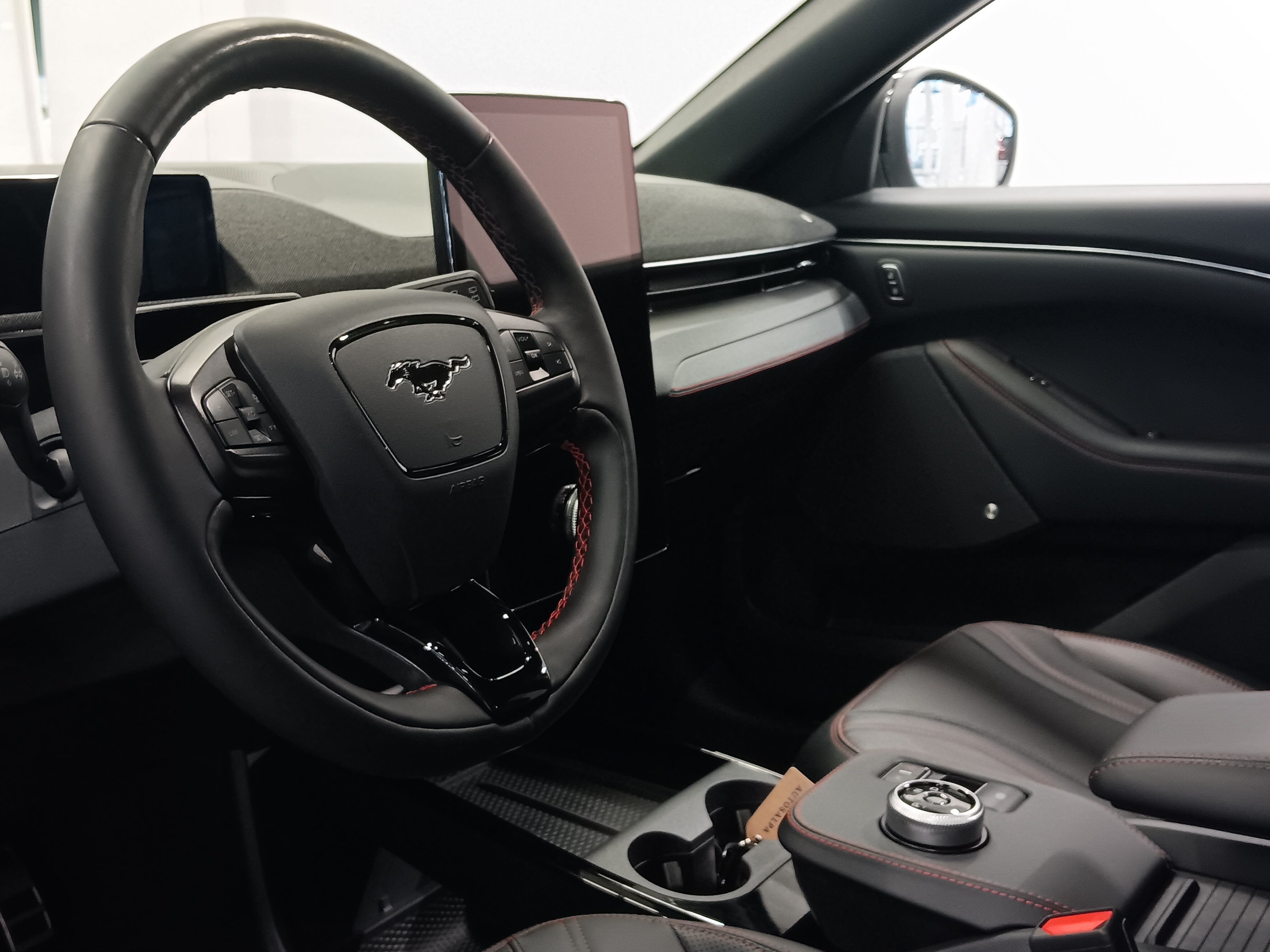 Ford MUSTANG MACH-E 75KWH 269HV A1 AWD 5-OVINEN