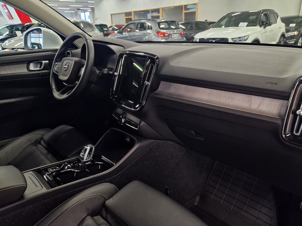 Volvo XC40 B4 AWD MHEV PLUS BRIGHT TAKUU 24KK/40TKM