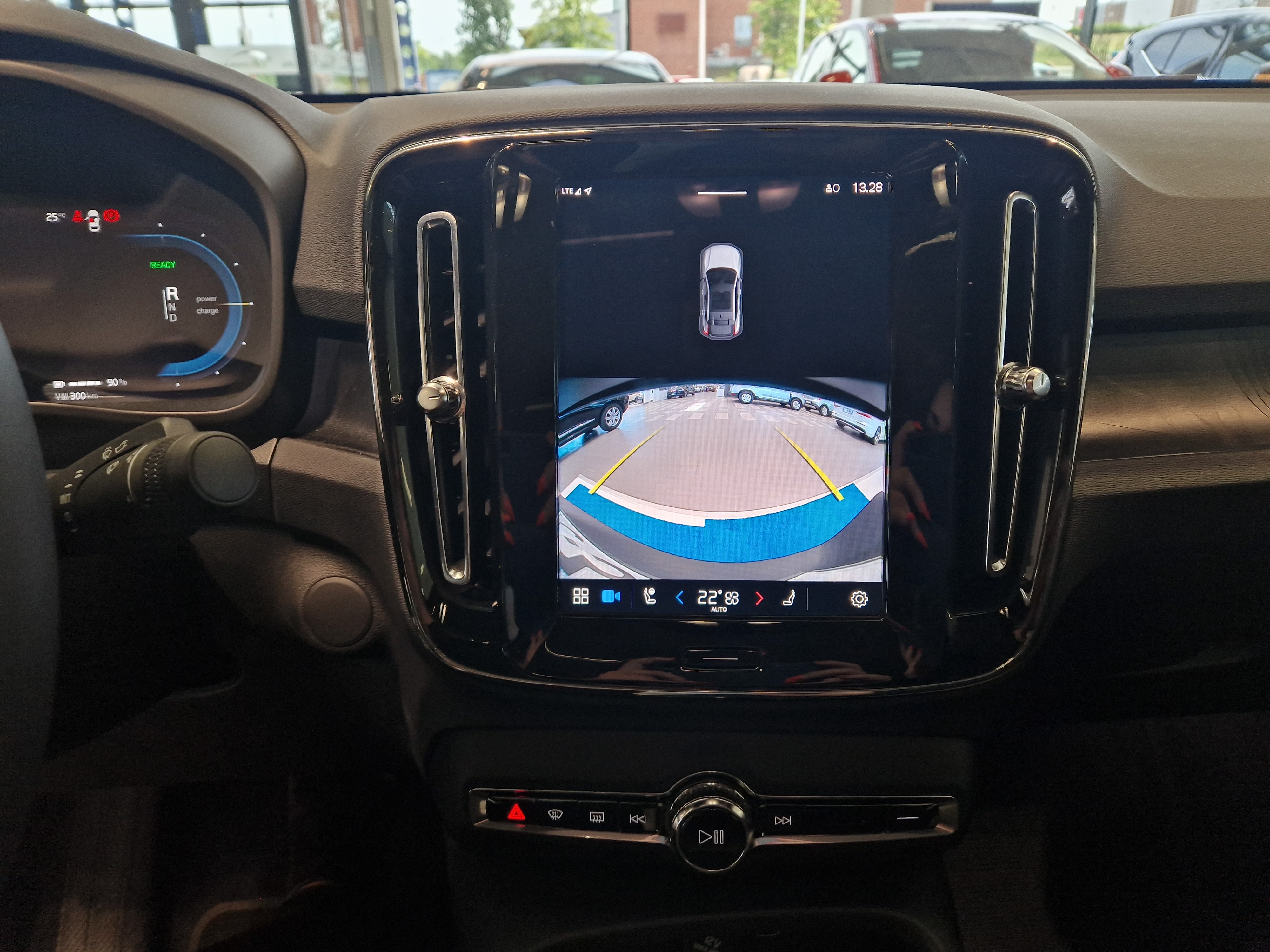 Volvo C40 RECHARGE TWIN PLUS.