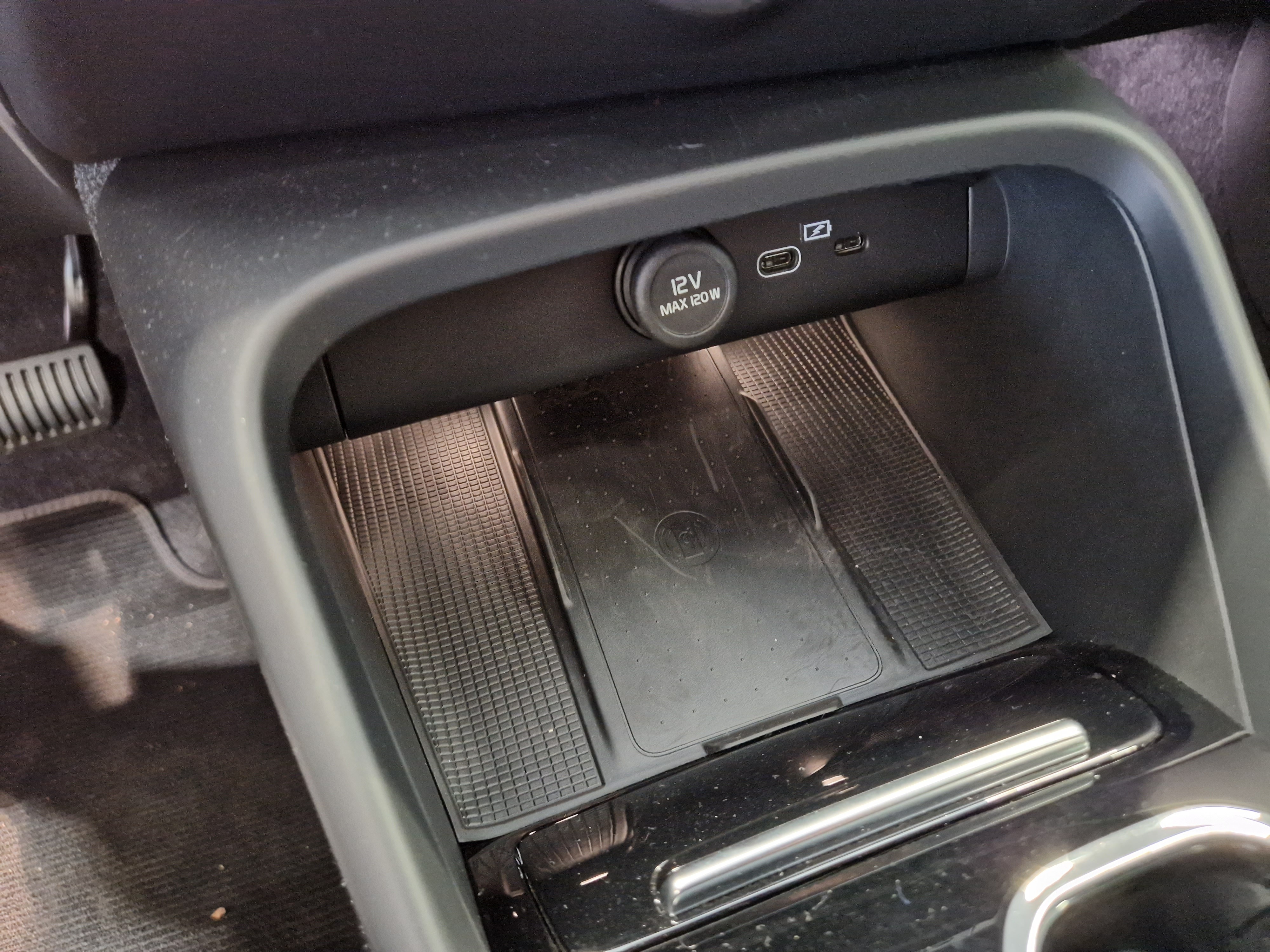 Volvo C40 RECHARGE TWIN PLUS.