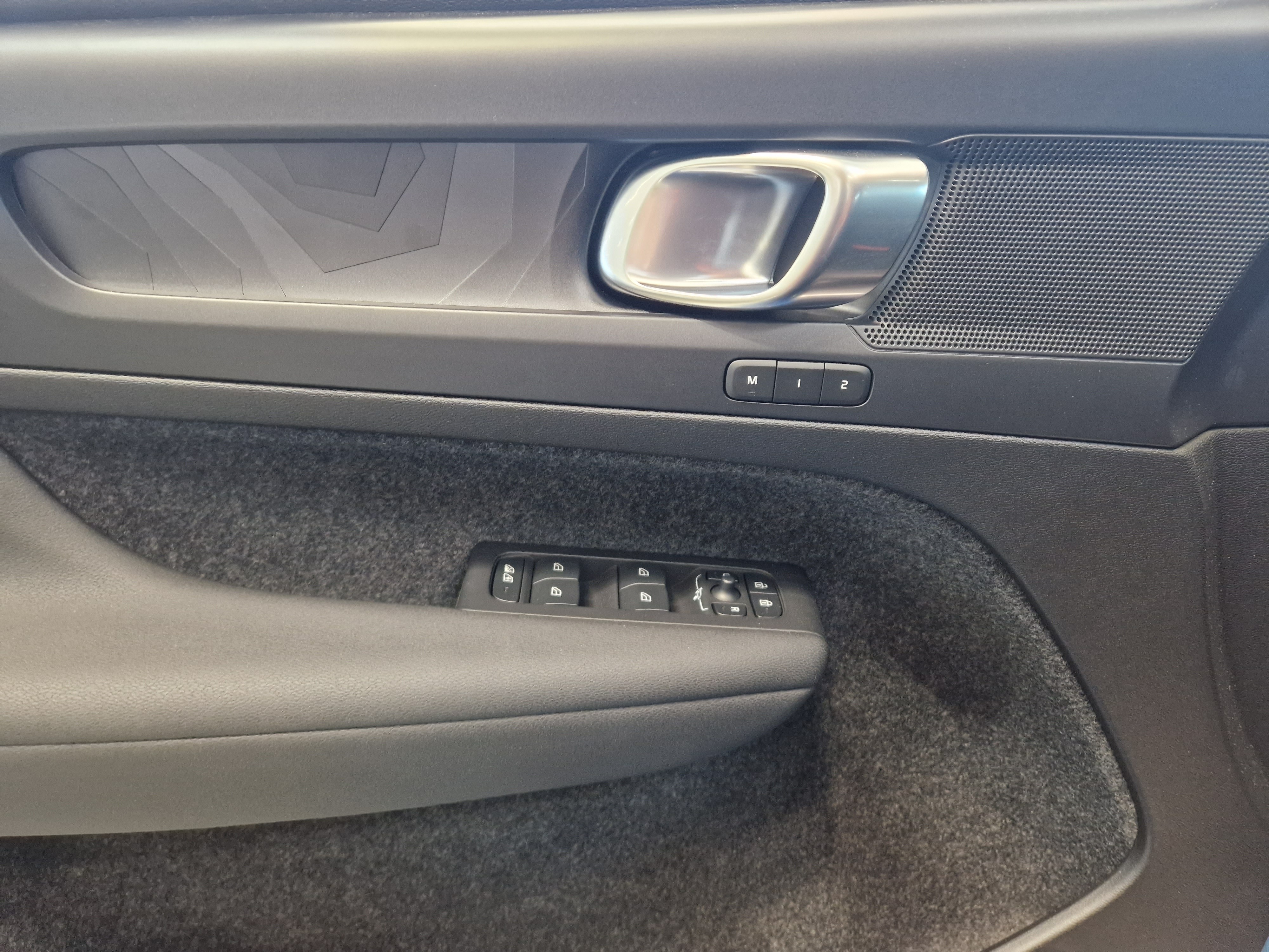 Volvo C40 RECHARGE TWIN PLUS.