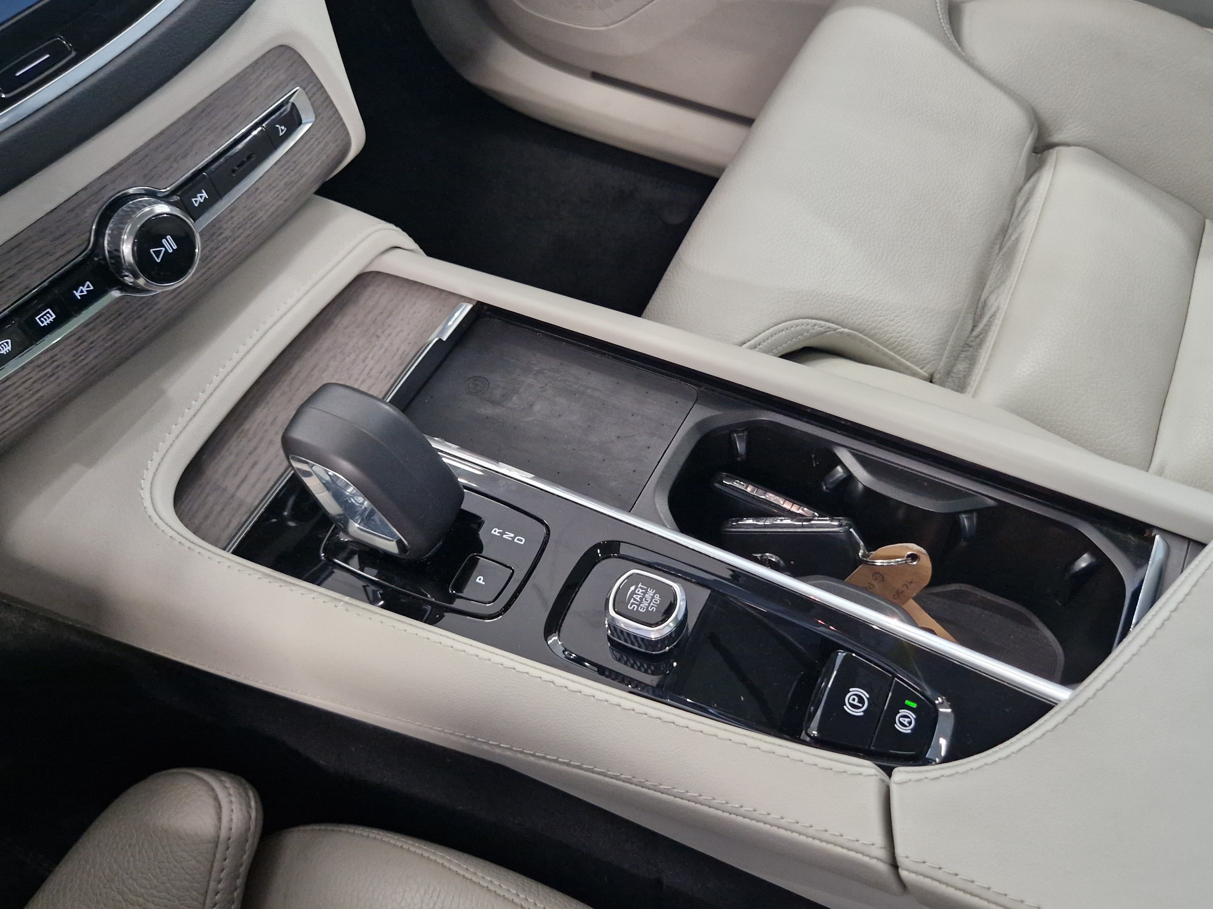 Volvo XC90 T8 AWD LONG RANGE  ULTIMATE DARK TAKUU 24KK/40TKM