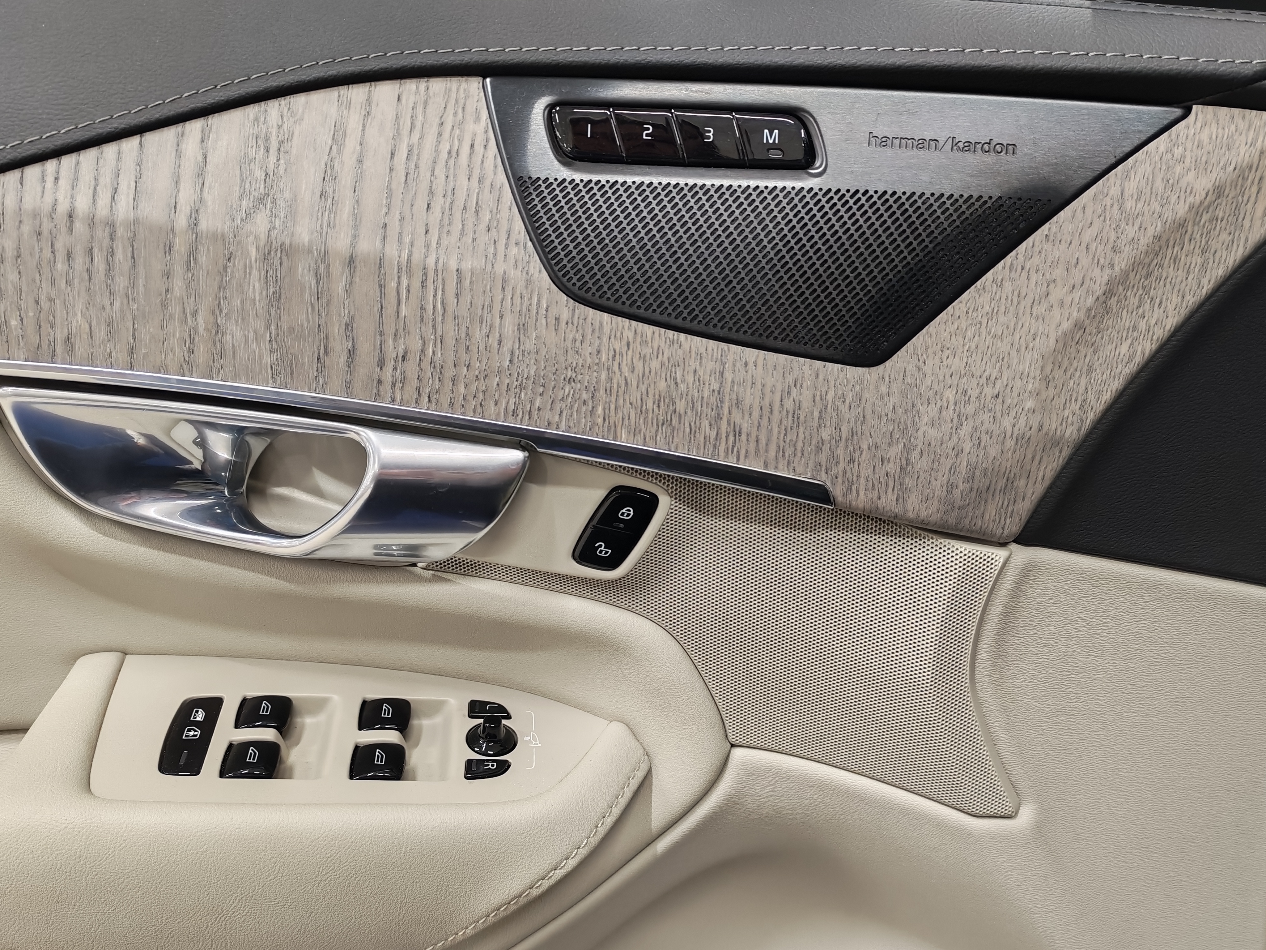 Volvo XC90 T8 AWD LONG RANGE  ULTIMATE DARK TAKUU 24KK/40TKM