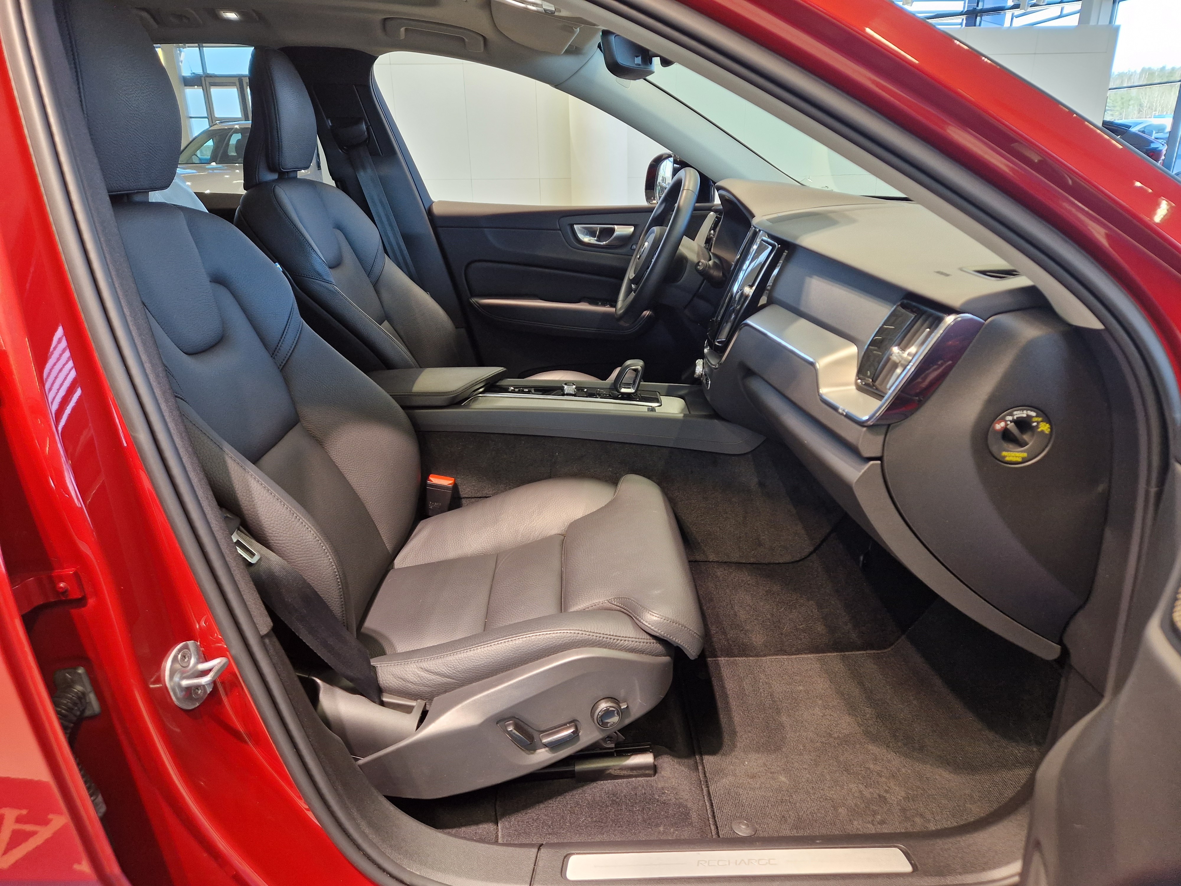 Volvo XC60 T8 AWD LONG RANGE PLUS DARK TAKUU 24KK/40TKM