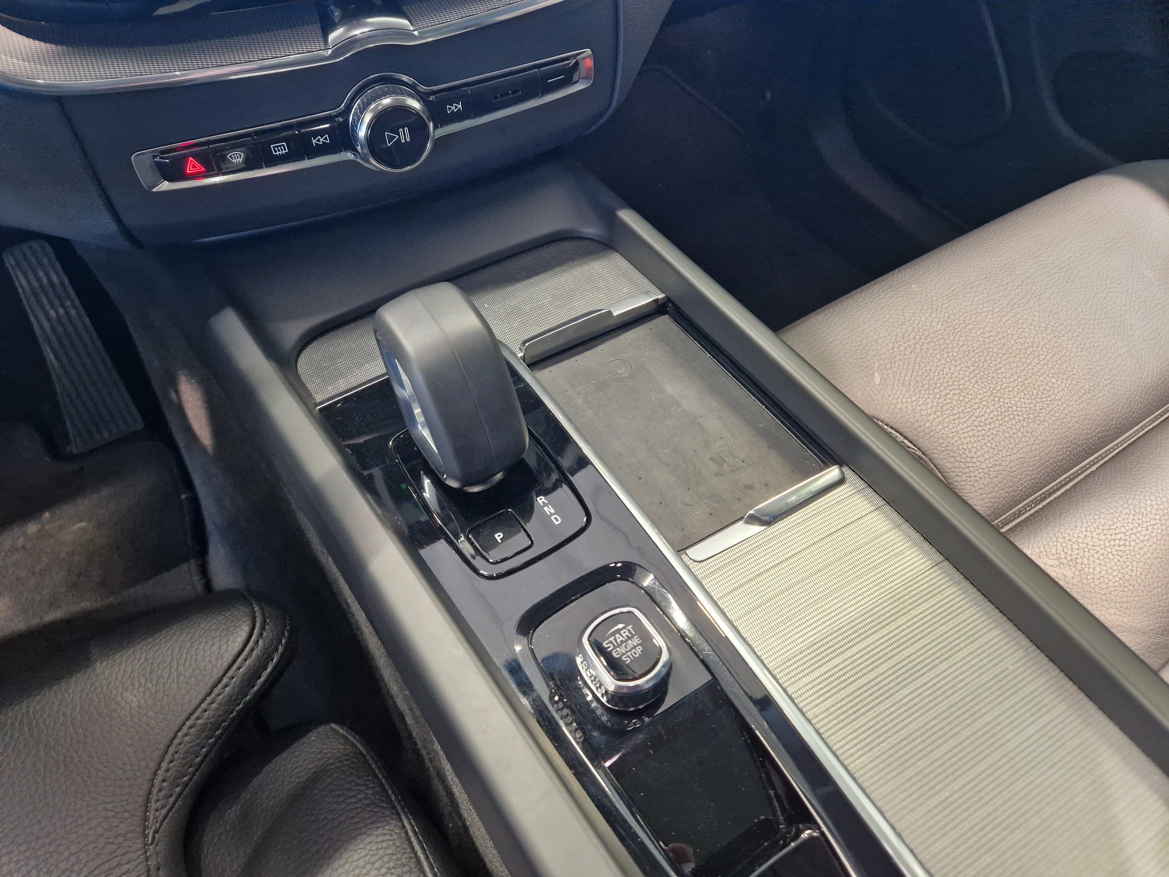 Volvo XC60 T8 AWD LONG RANGE PLUS DARK TAKUU 24KK/40TKM