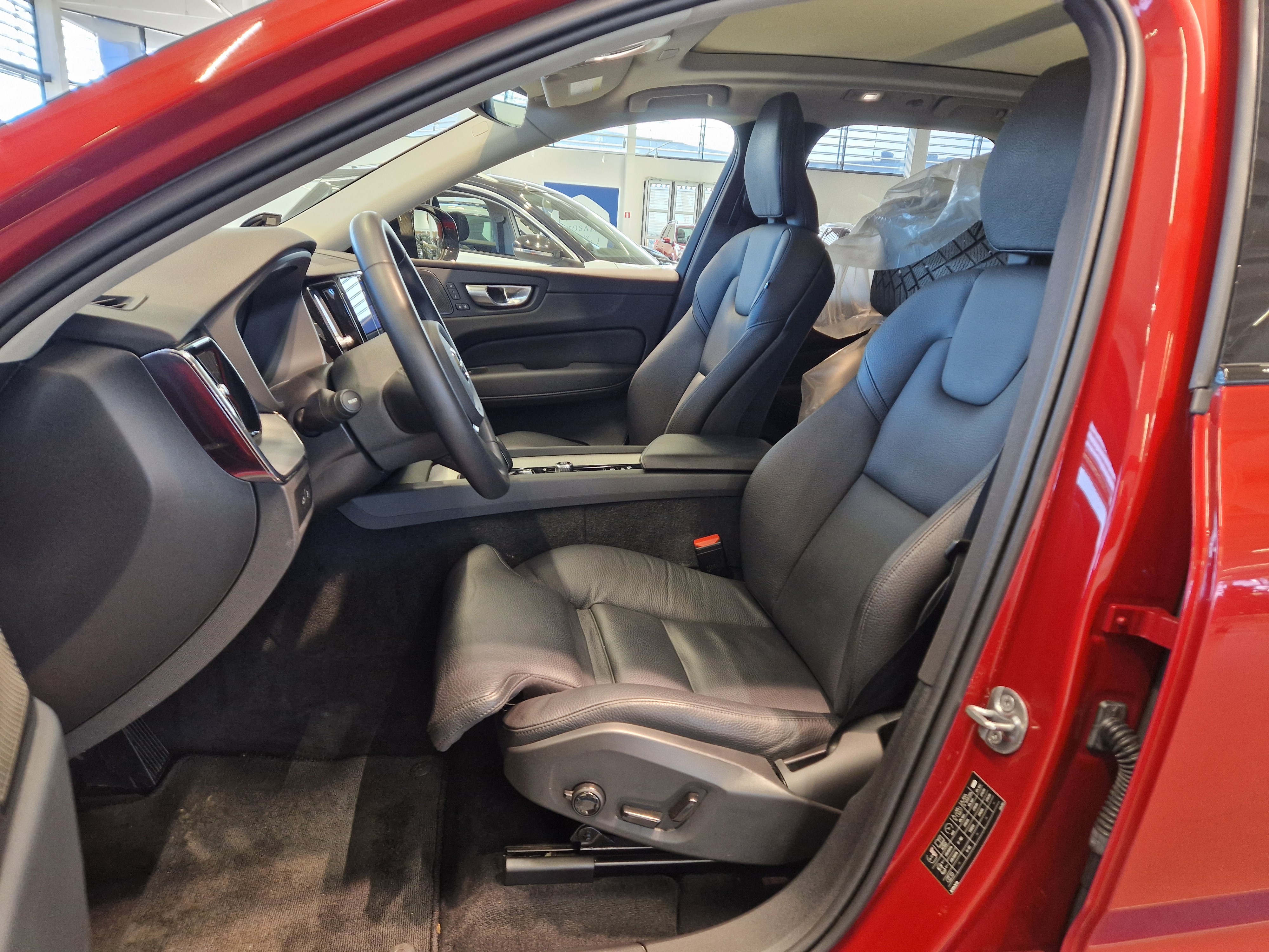Volvo XC60 T8 AWD LONG RANGE PLUS DARK TAKUU 24KK/40TKM