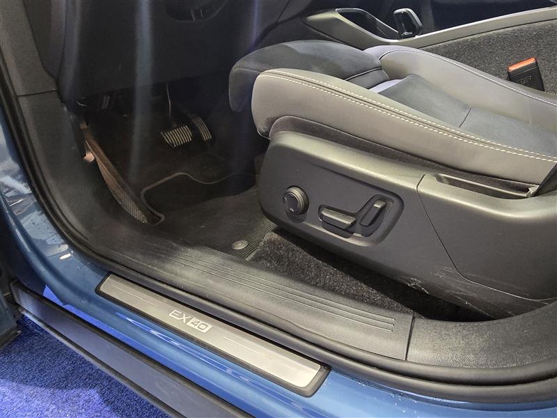 Volvo EX40 RECHARGE SINGLE PLUS EXTENDED RANGE.
