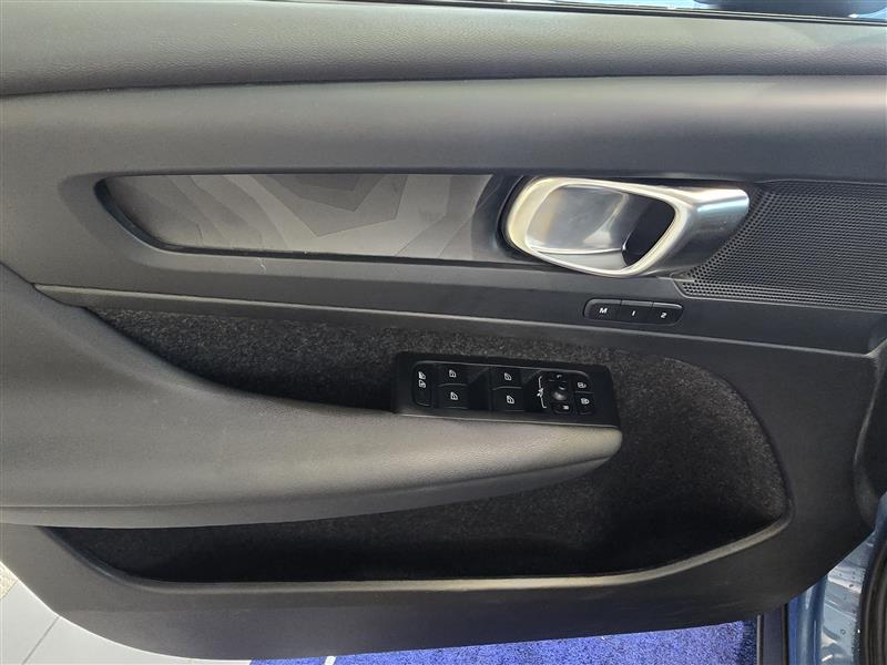 Volvo EX40 RECHARGE SINGLE PLUS EXTENDED RANGE.