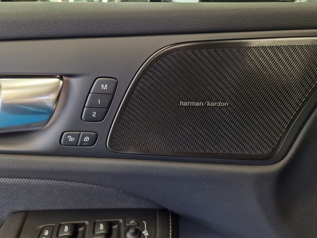 Volvo V60 T8 AWD LONG RANGE ULTRA DARK