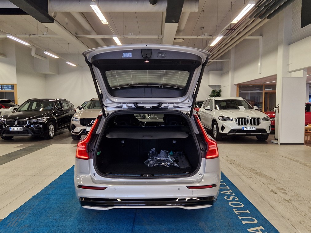 Volvo V60 T8 AWD Long Range Ultra Dark 2025, kuva 3/16