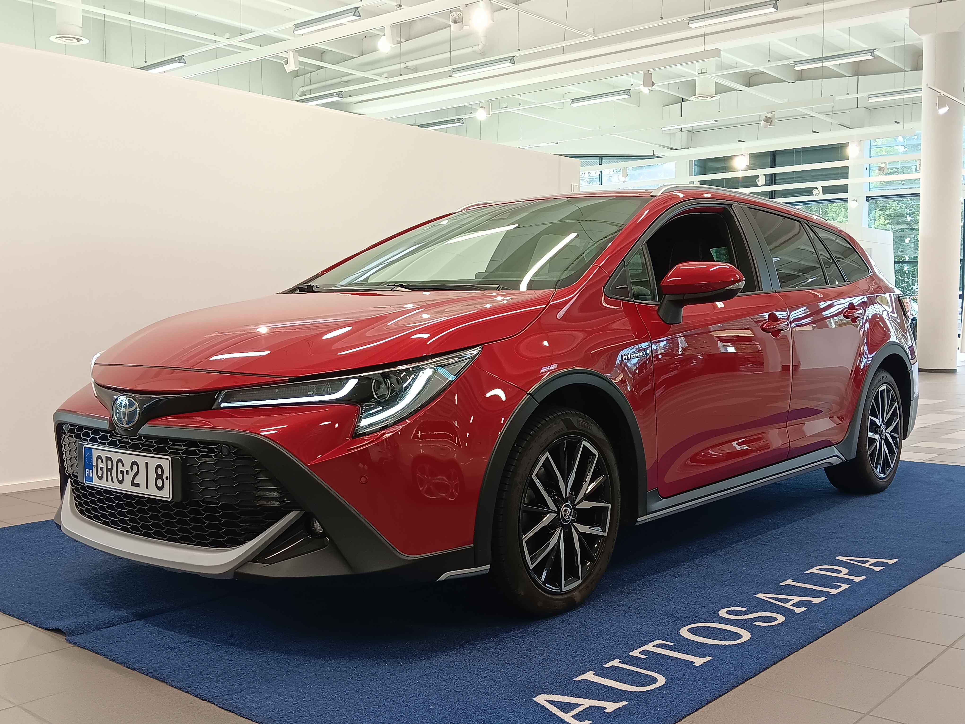 Toyota COROLLA TOURING SPORTS 1,8 HYBRID TREK TAKUU 12KK/20TKM.