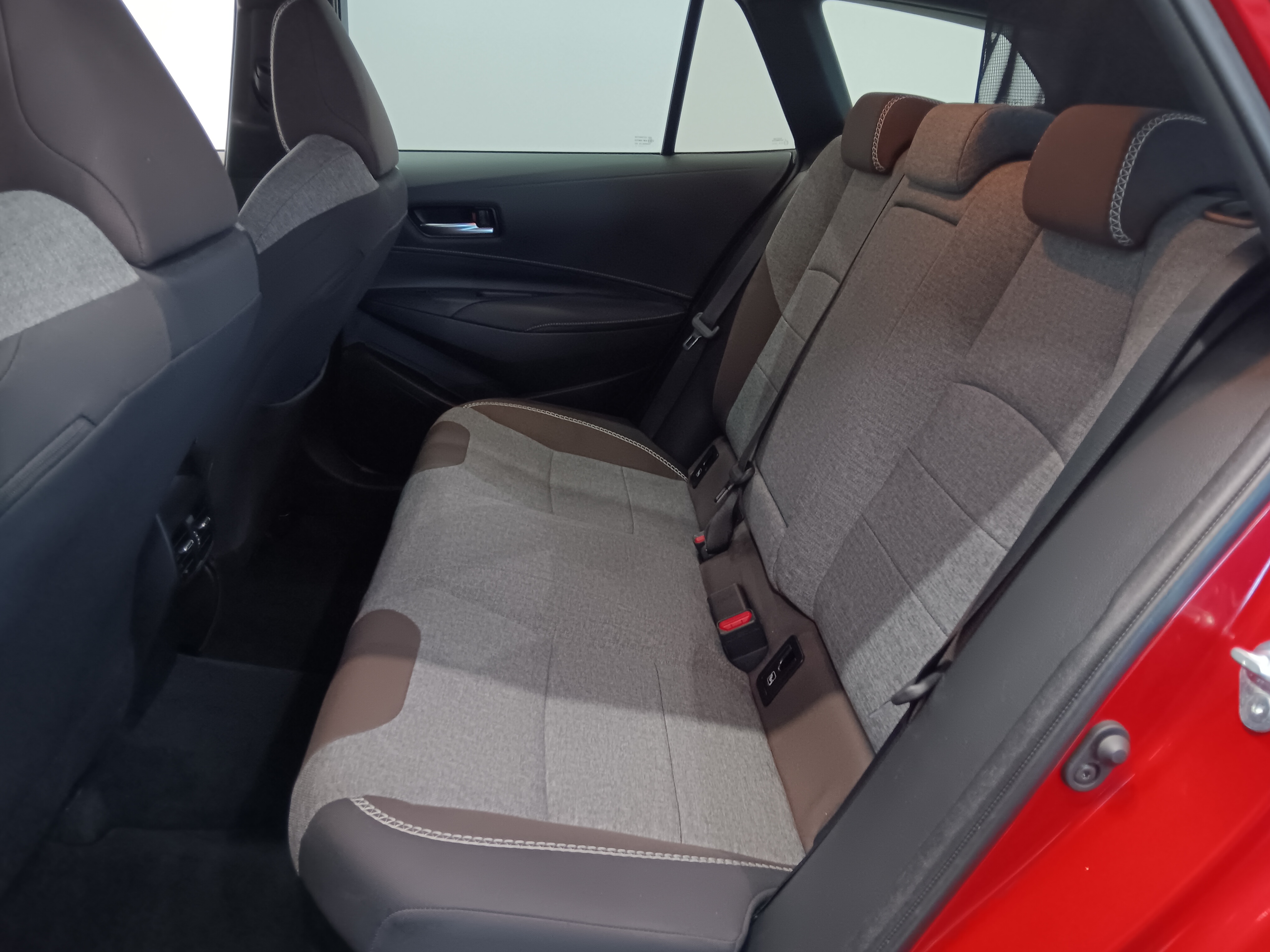 Toyota COROLLA TOURING SPORTS 1,8 HYBRID TREK TAKUU 12KK/20TKM.