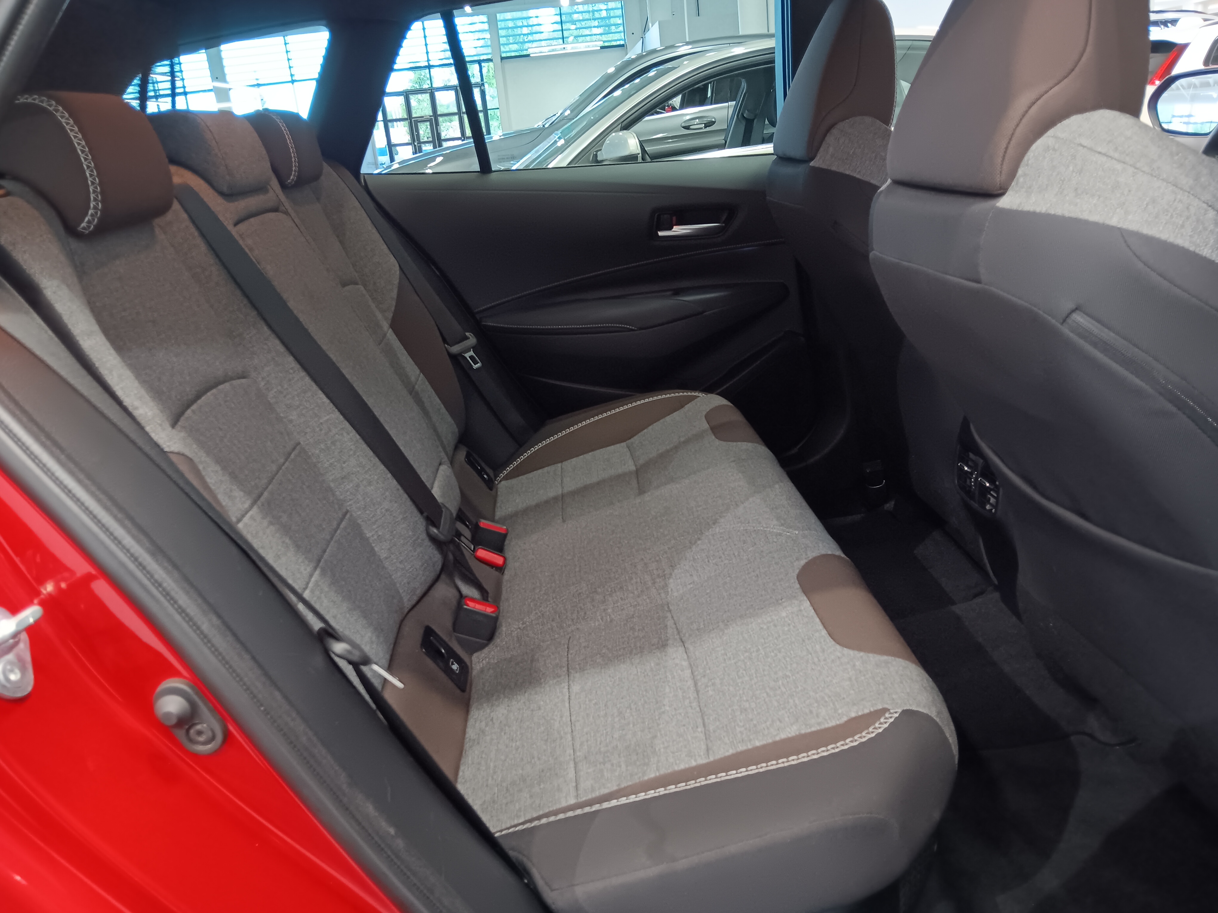Toyota COROLLA TOURING SPORTS 1,8 HYBRID TREK TAKUU 12KK/20TKM.