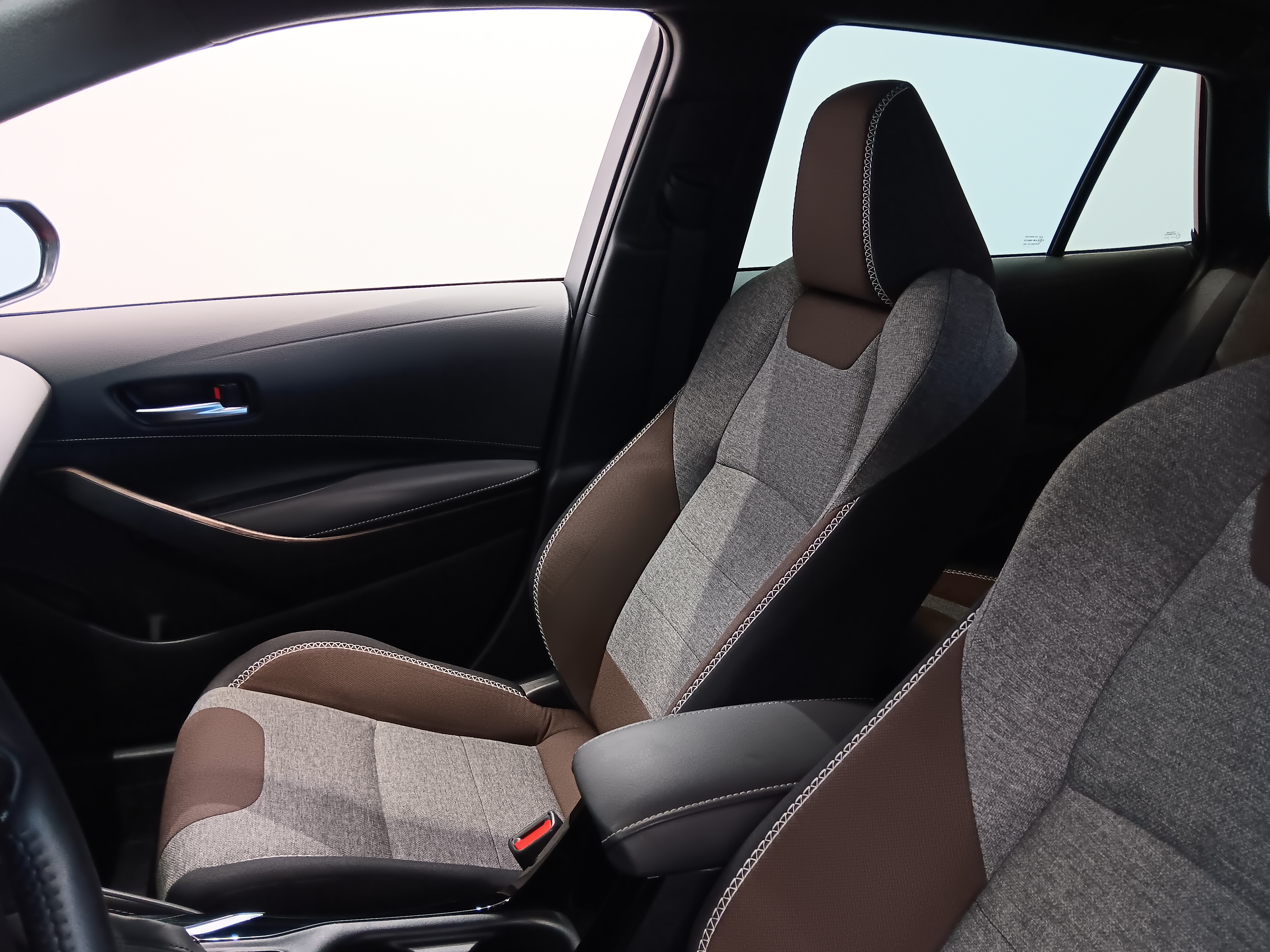 Toyota COROLLA TOURING SPORTS 1,8 HYBRID TREK TAKUU 12KK/20TKM.