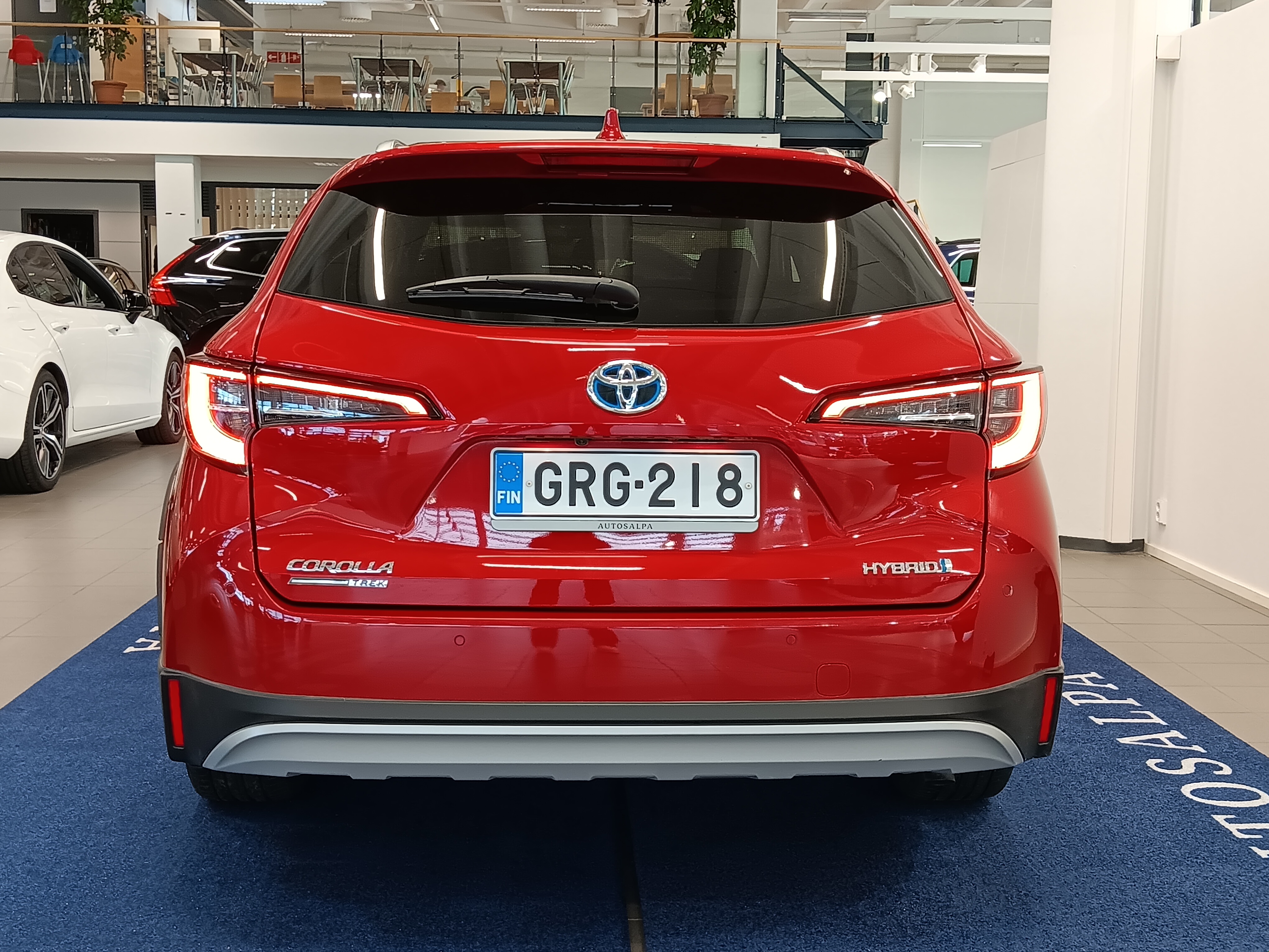 Toyota COROLLA TOURING SPORTS 1,8 HYBRID TREK TAKUU 12KK/20TKM.