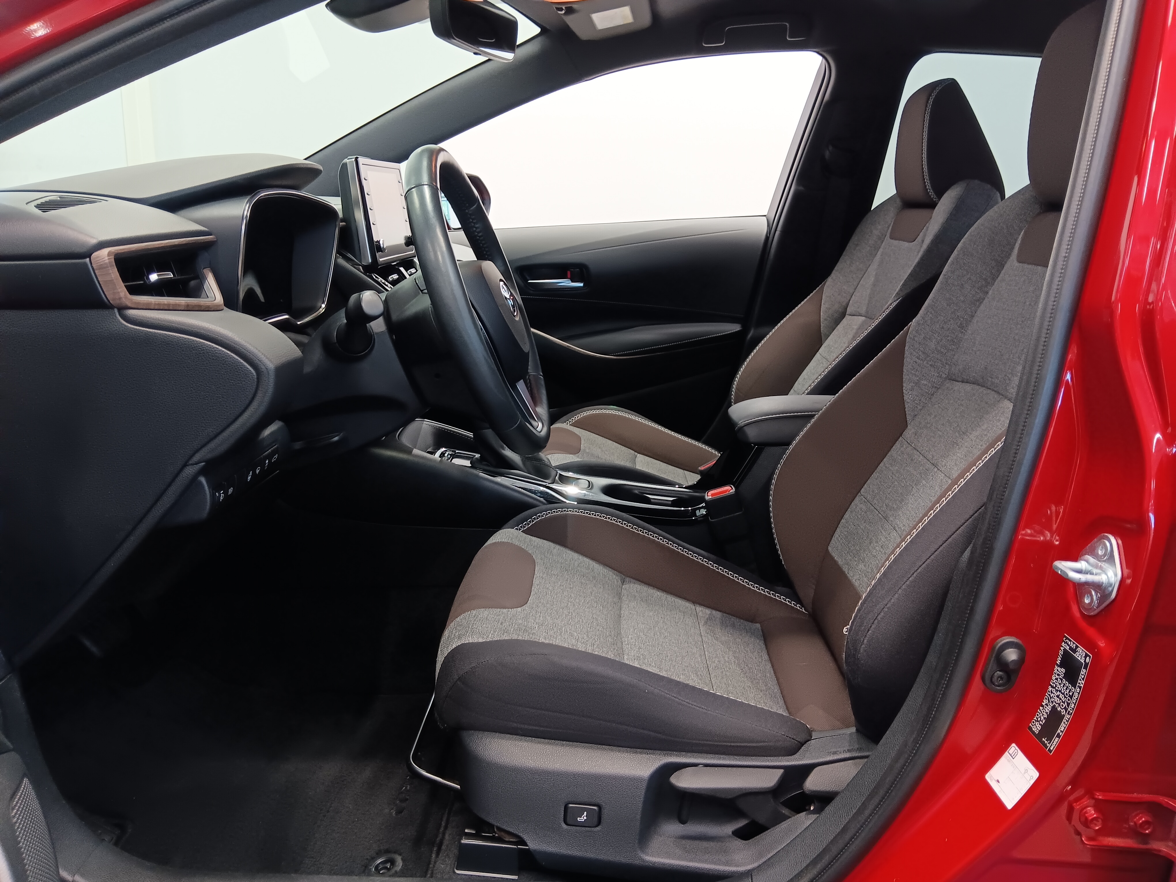 Toyota COROLLA TOURING SPORTS 1,8 HYBRID TREK TAKUU 12KK/20TKM.