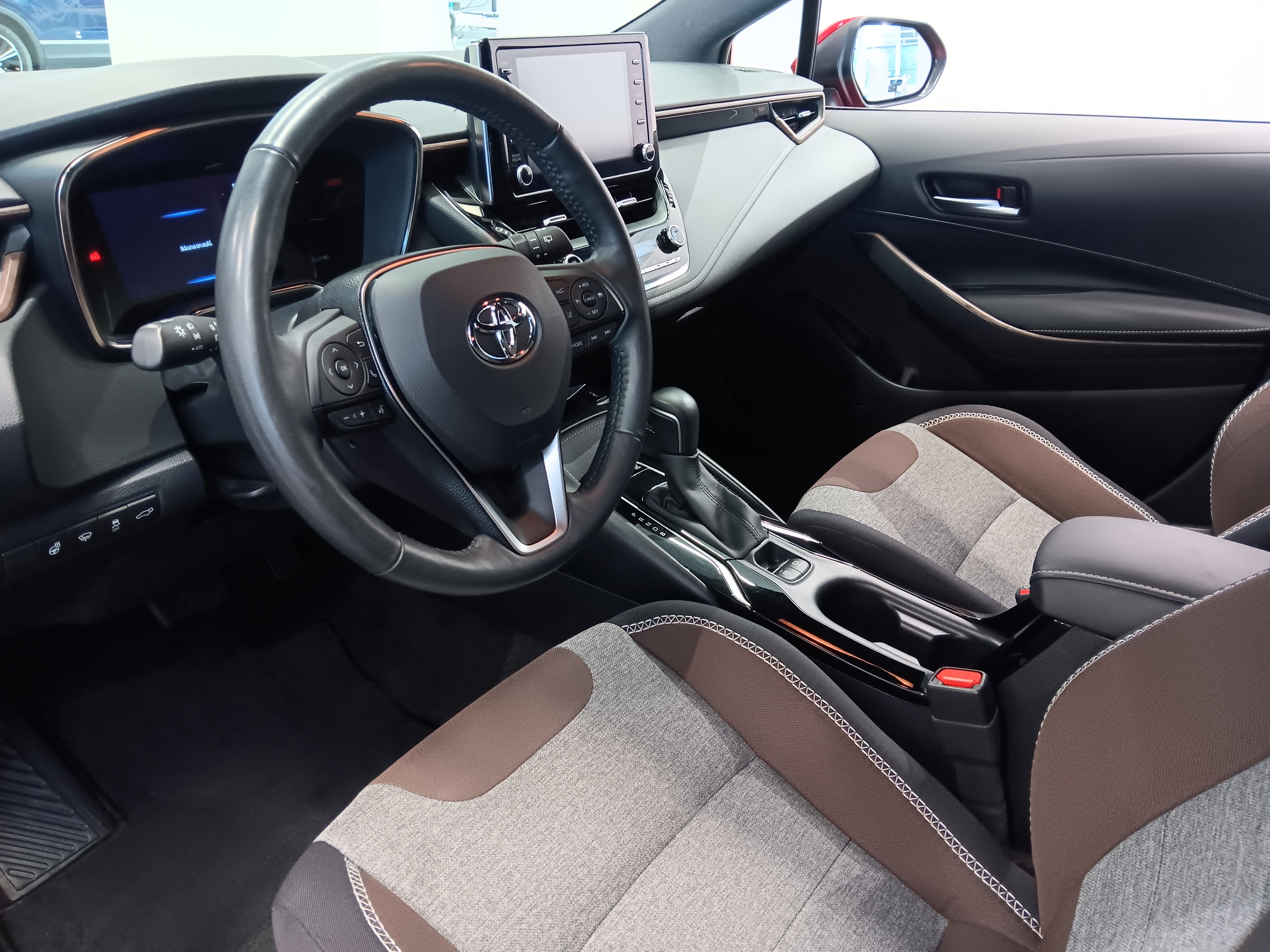Toyota COROLLA TOURING SPORTS 1,8 HYBRID TREK TAKUU 12KK/20TKM.