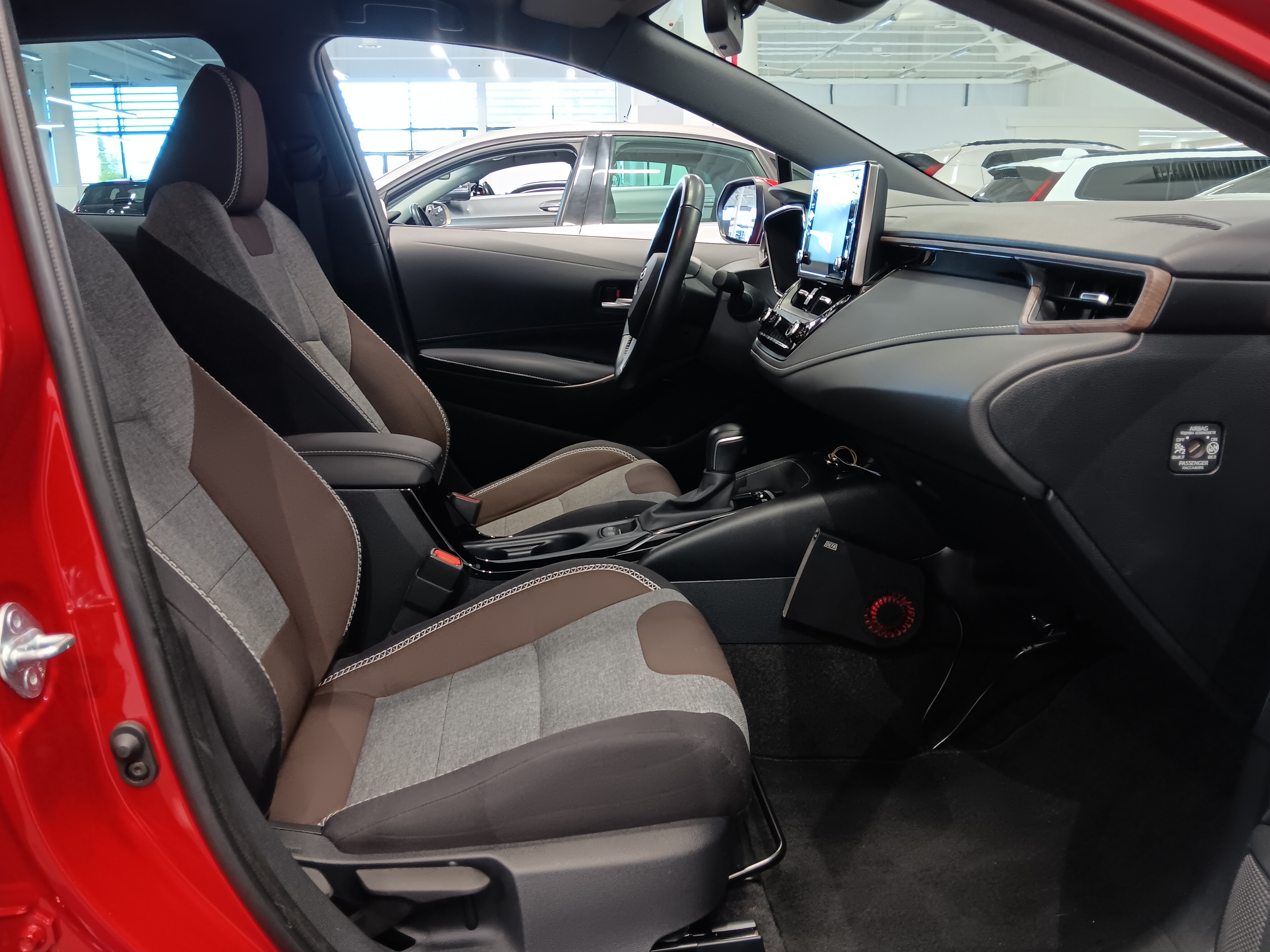 Toyota COROLLA TOURING SPORTS 1,8 HYBRID TREK TAKUU 12KK/20TKM.