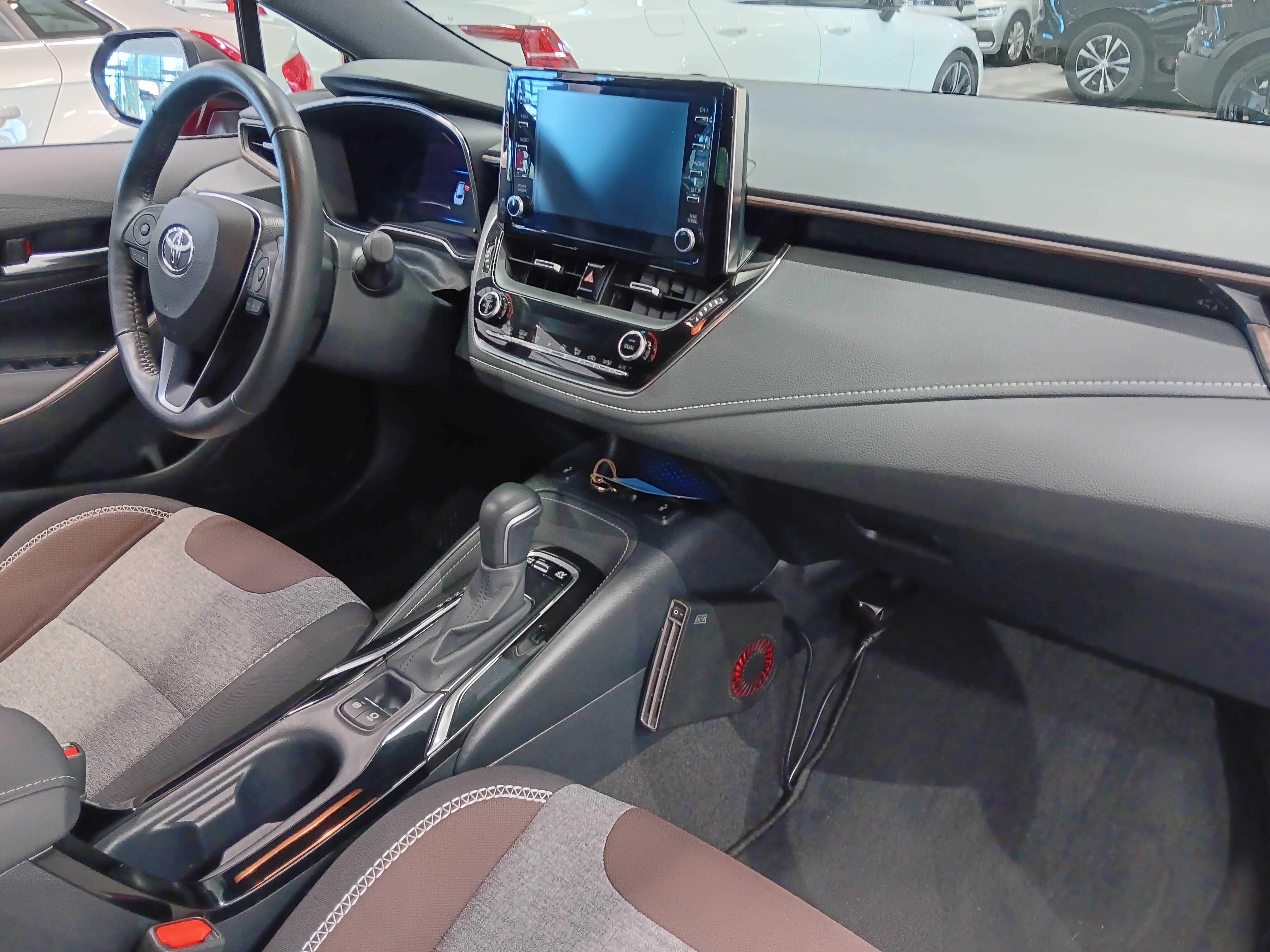 Toyota COROLLA TOURING SPORTS 1,8 HYBRID TREK TAKUU 12KK/20TKM.